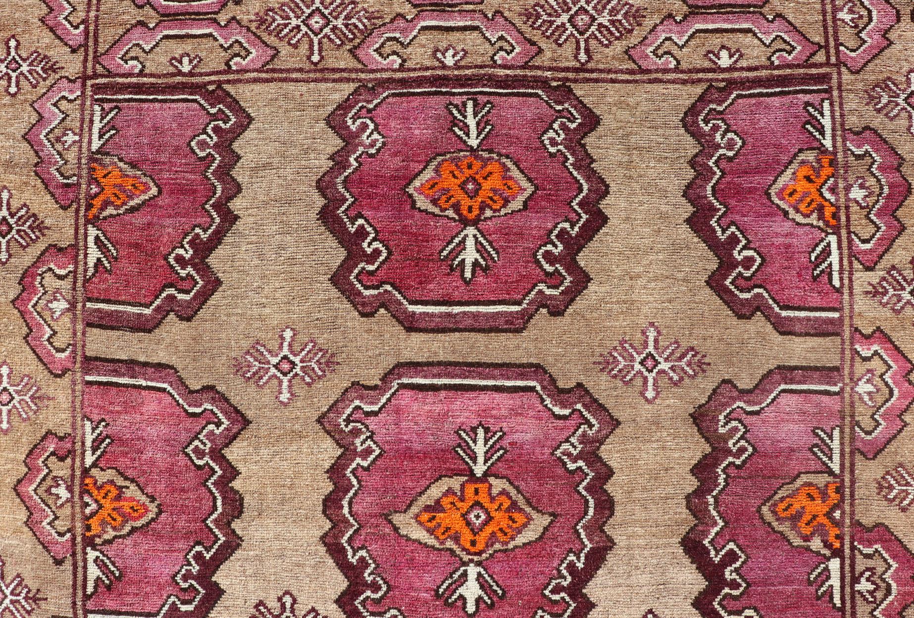 Camino de Mesa Antiguo Kurdo con Diseño Tribal en Medallones Repetidos en venta 4
