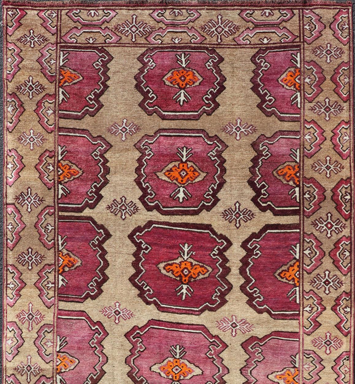 Corredor antiguo kurdo con medallones geométricos tribales, Corredor antiguo de la Galería Kurda, Keivan Woven Arts / alfombra EMB-9674-P13560, país de origen / tipo: Irán / kurdo, hacia 1930.

Medidas: 5'1 x 10'10 

Corredor de galería kurdo