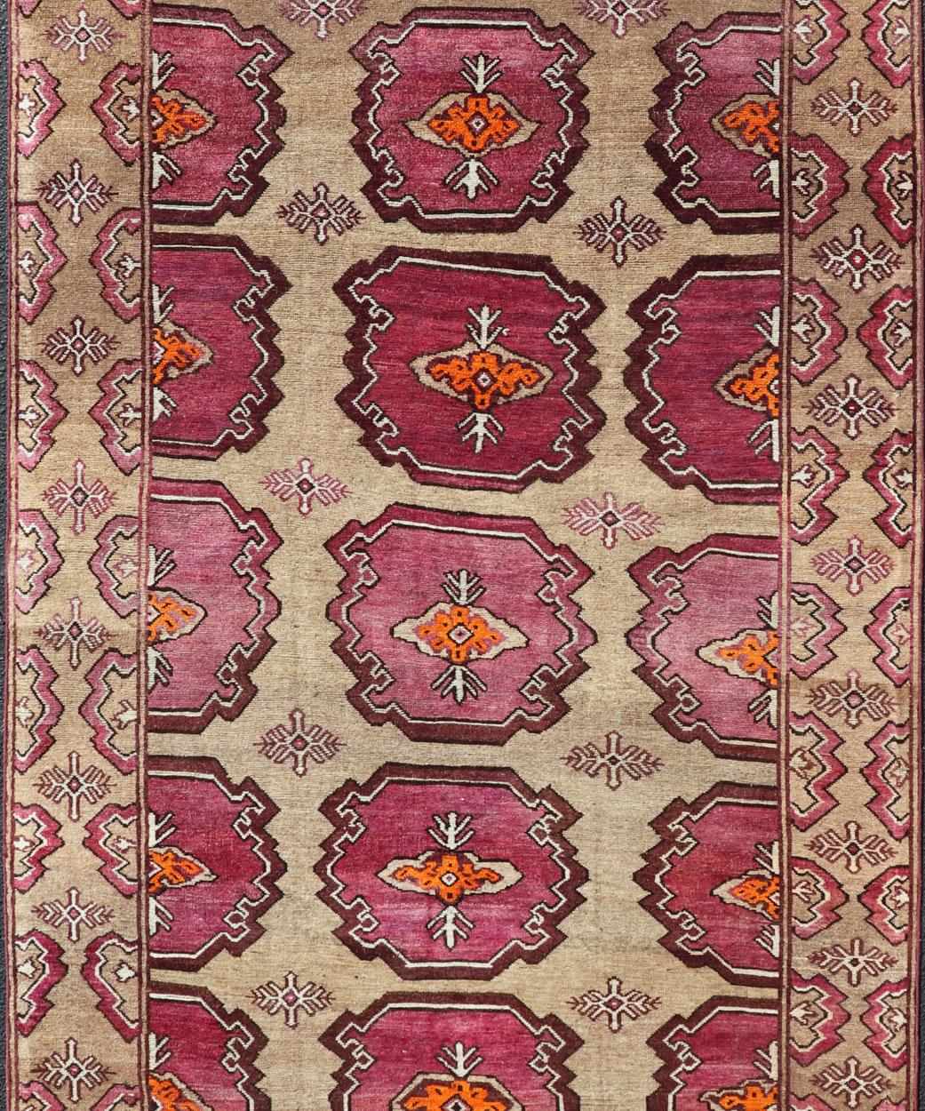 Camino de Mesa Antiguo Kurdo con Diseño Tribal en Medallones Repetidos Persa en venta