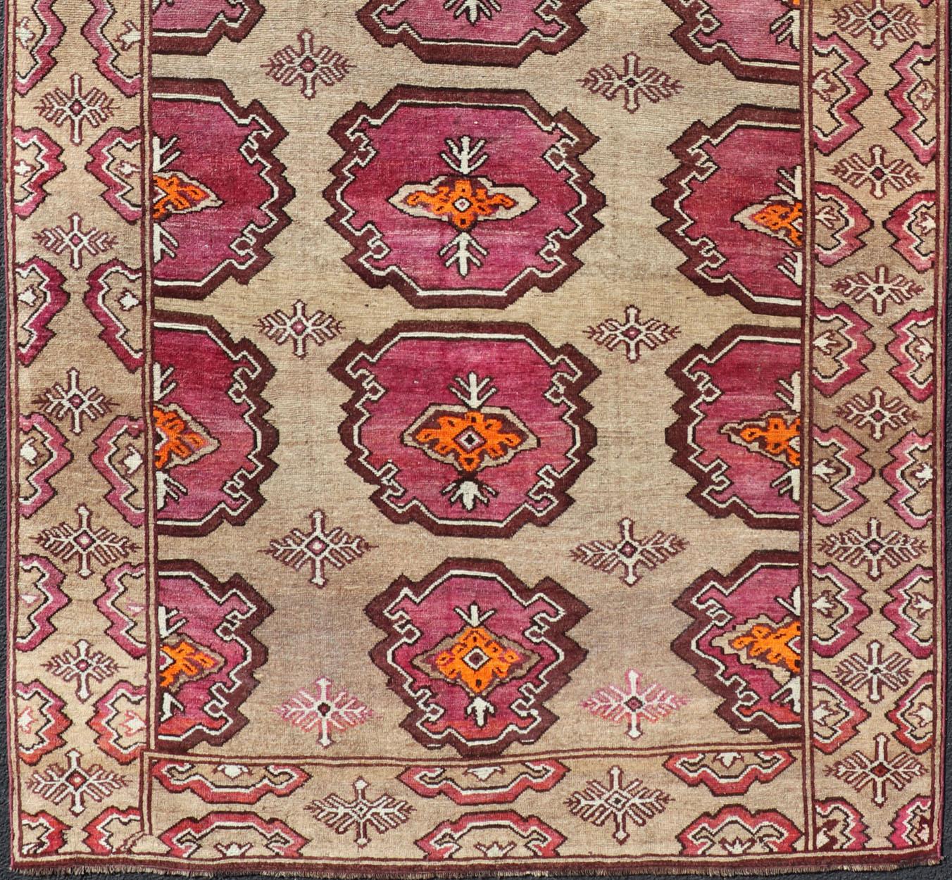 Camino de Mesa Antiguo Kurdo con Diseño Tribal en Medallones Repetidos Anudado a mano en venta