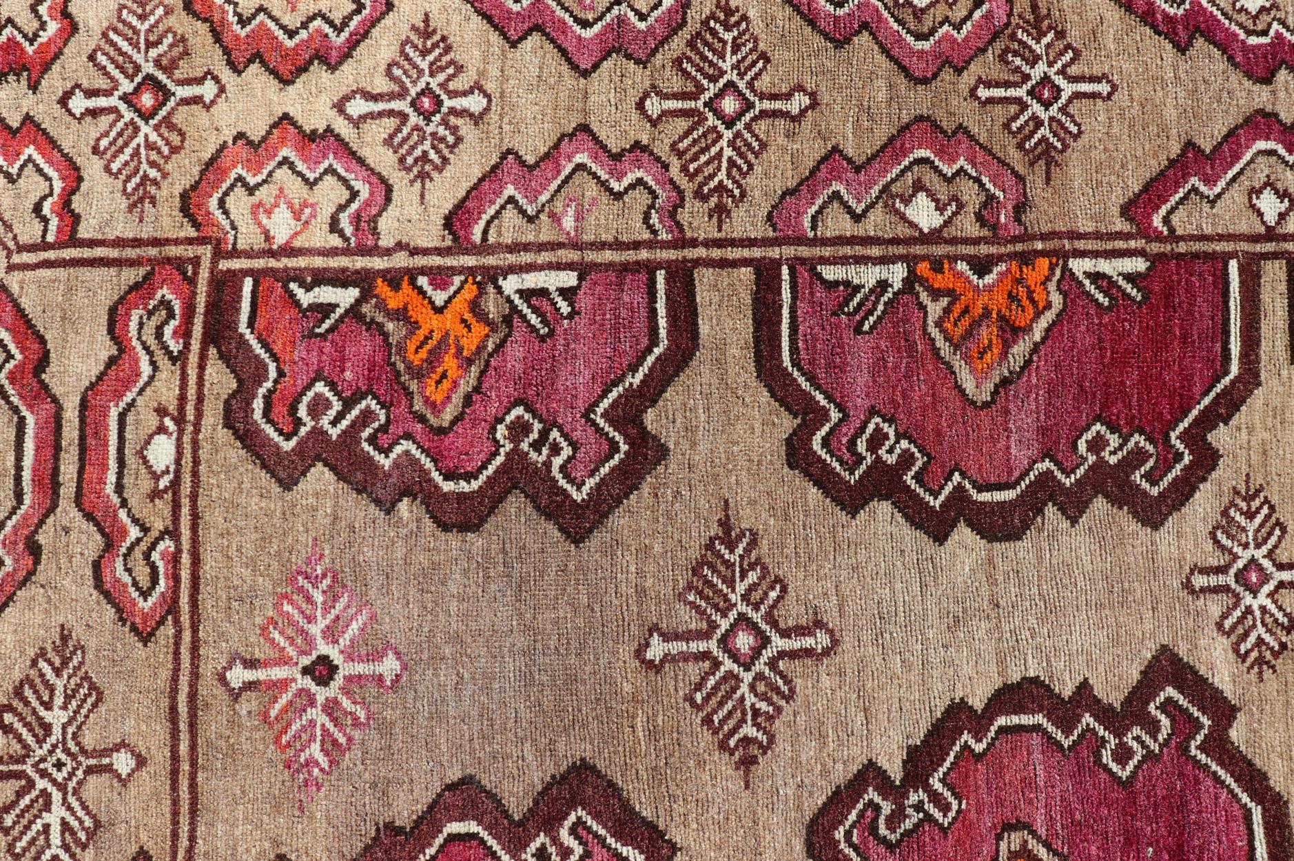 Camino de Mesa Antiguo Kurdo con Diseño Tribal en Medallones Repetidos en Bueno estado para la venta en Atlanta, GA