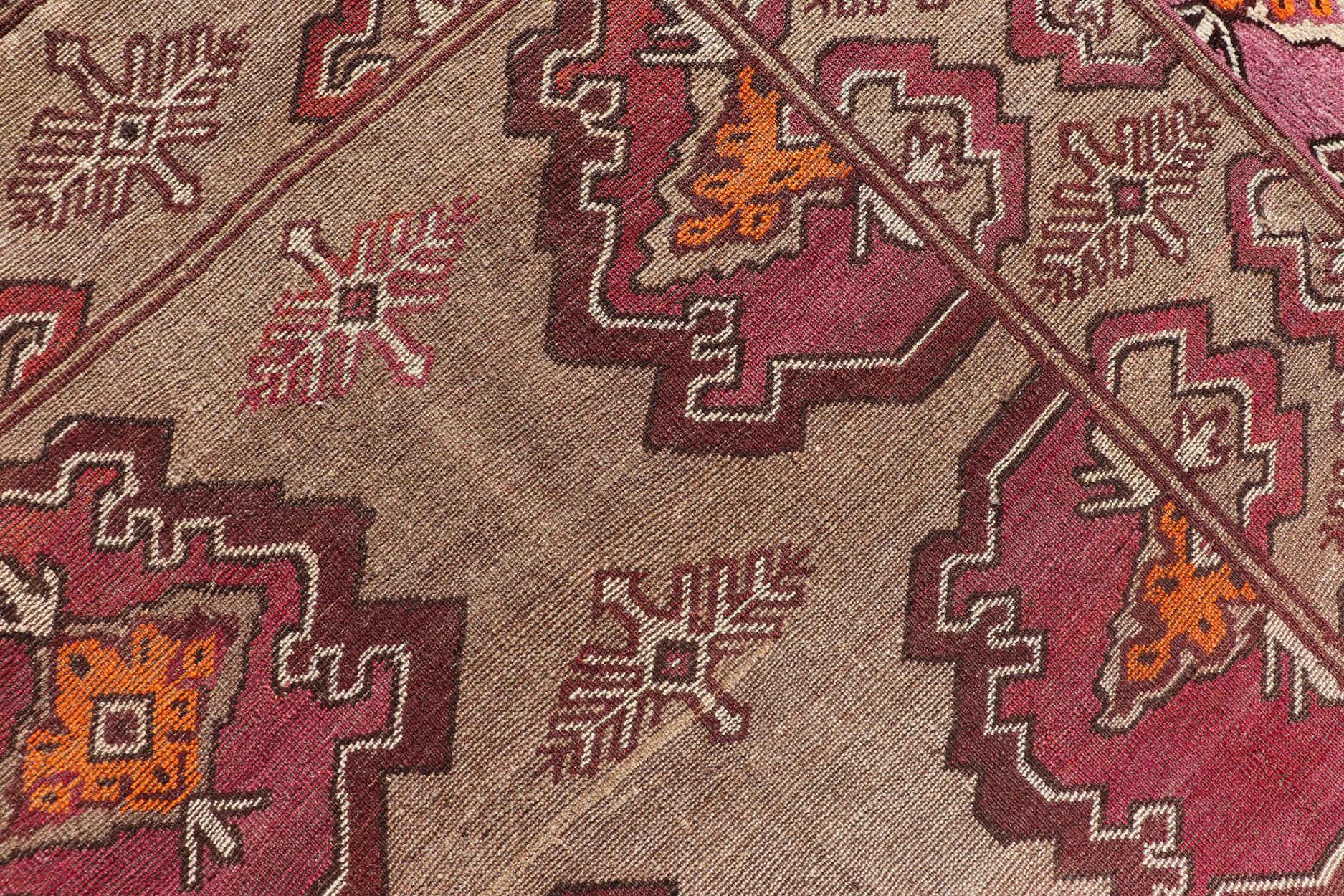 Camino de Mesa Antiguo Kurdo con Diseño Tribal en Medallones Repetidos siglo XX en venta