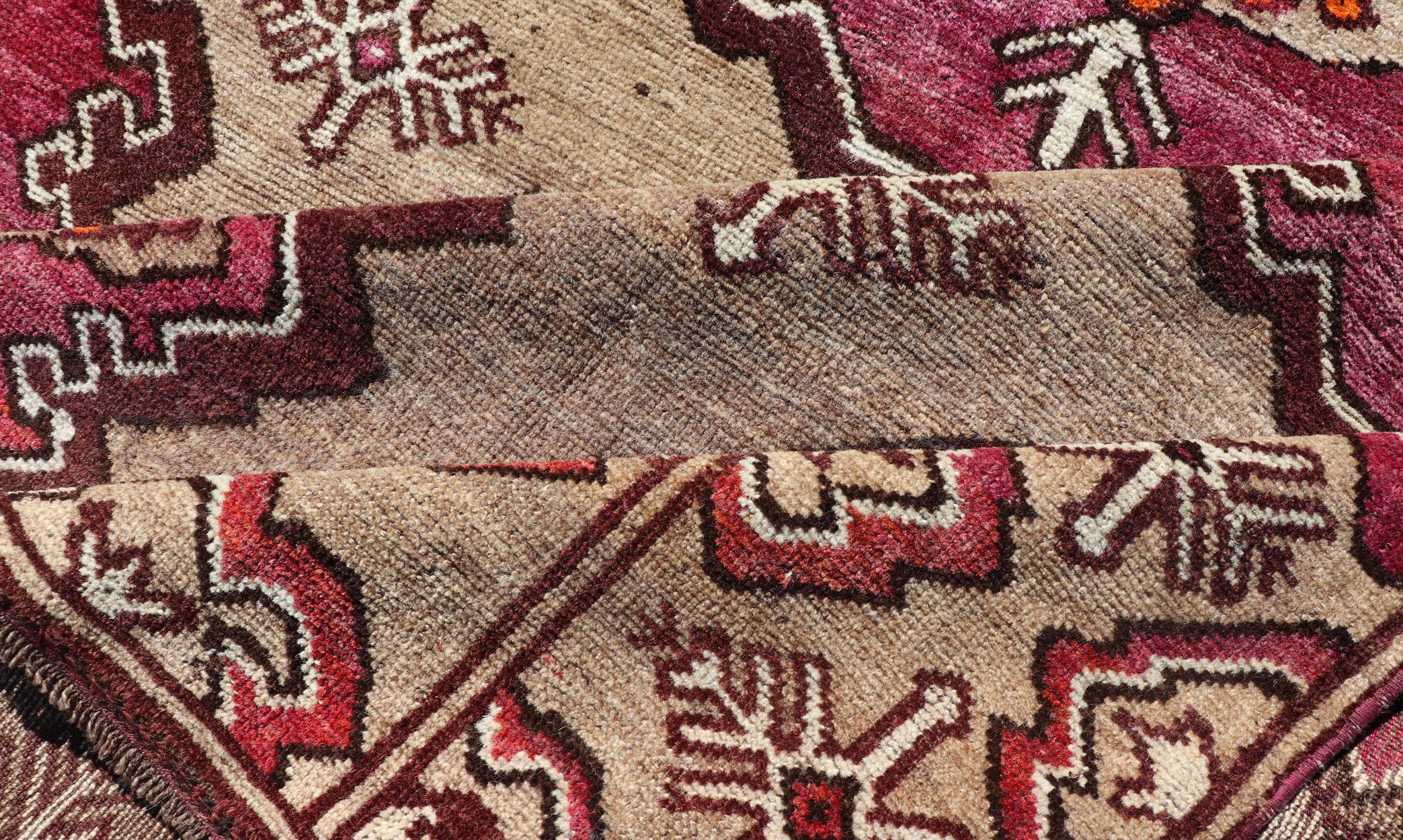 Camino de Mesa Antiguo Kurdo con Diseño Tribal en Medallones Repetidos Lana en venta