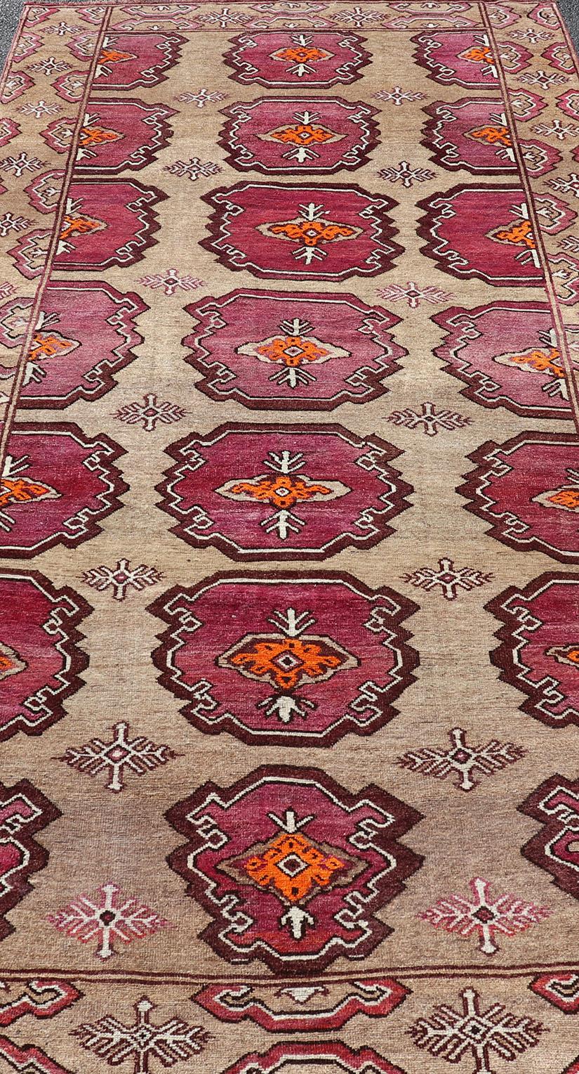 Camino de Mesa Antiguo Kurdo con Diseño Tribal en Medallones Repetidos en venta 1