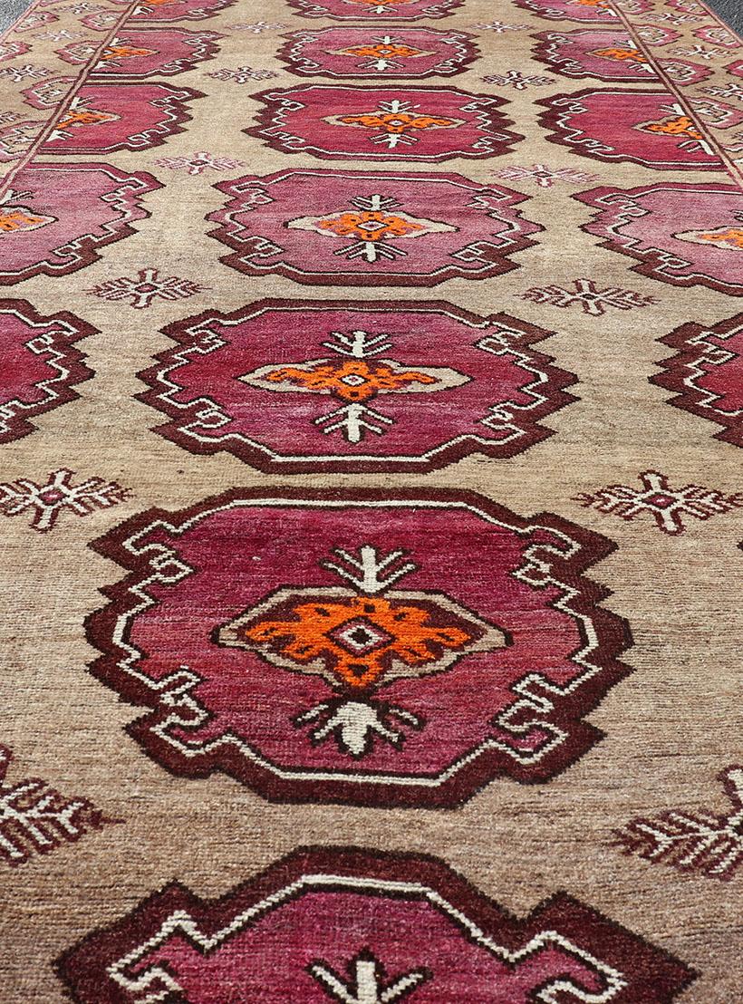 Camino de Mesa Antiguo Kurdo con Diseño Tribal en Medallones Repetidos en venta 2