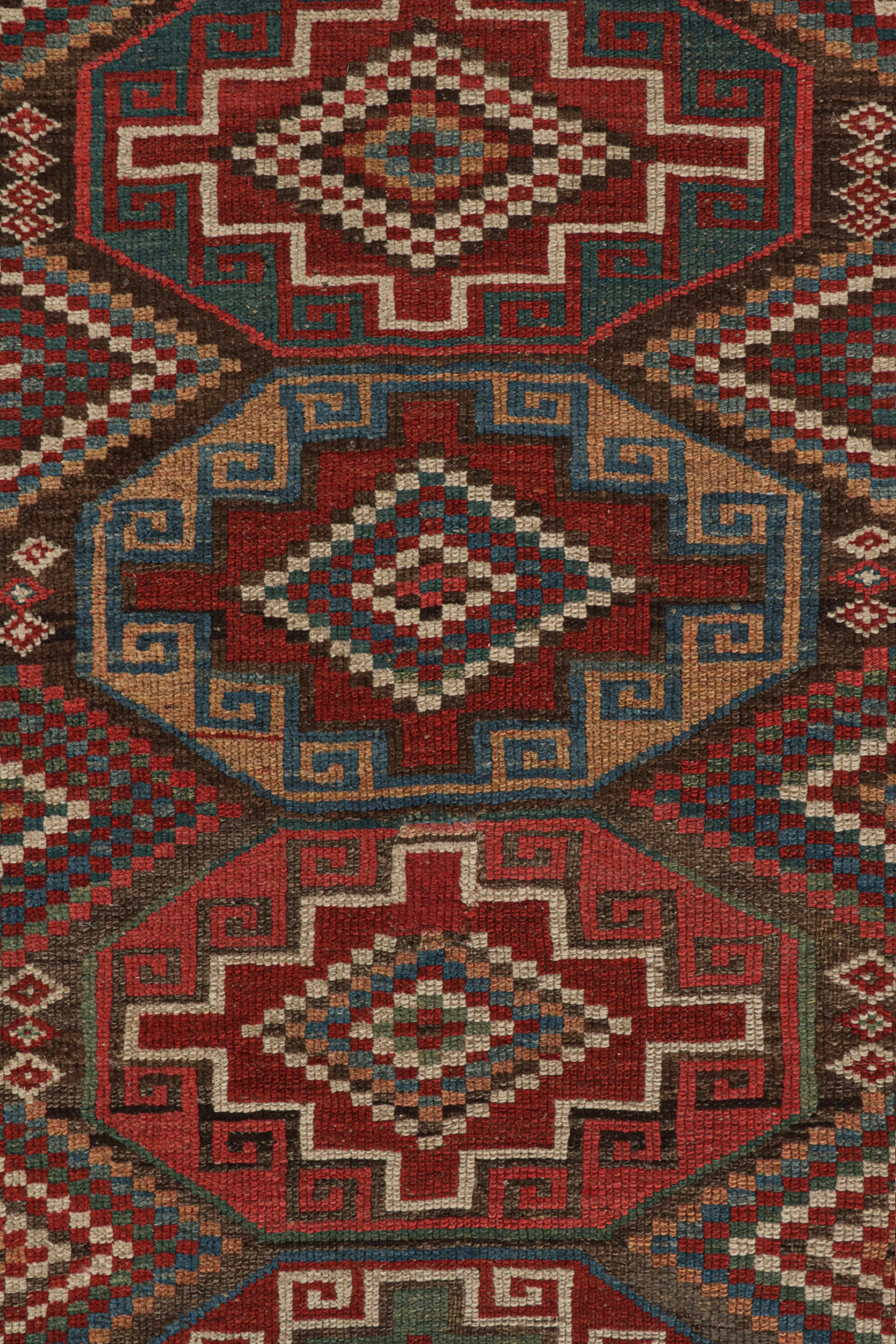 Antiker kurdischer geometrischer Läufer in Beige und Rot aus persischer Wolle von Rug & Kilim im Zustand „Gut“ im Angebot in Long Island City, NY