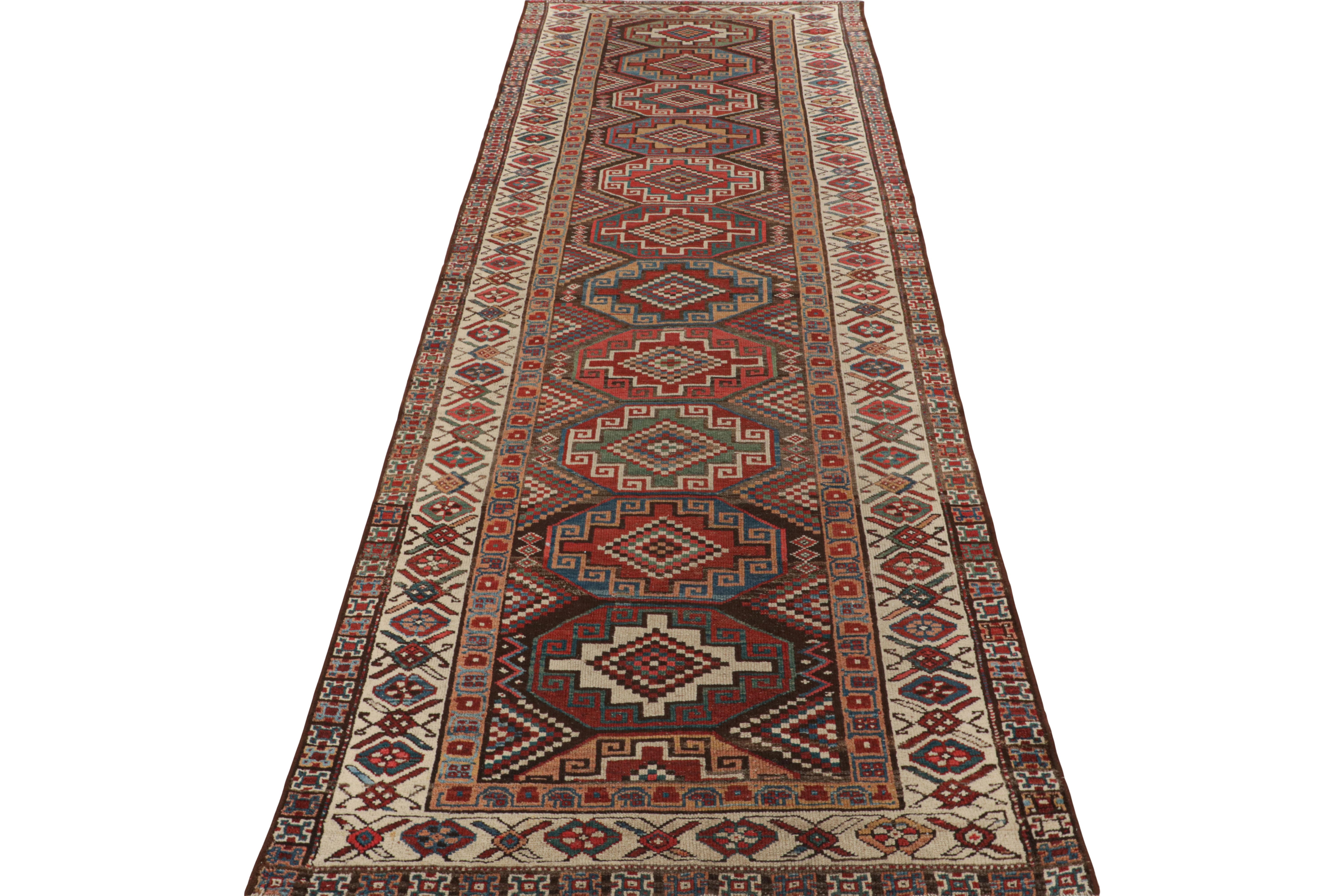 Antiker kurdischer geometrischer Läufer in Beige und Rot aus persischer Wolle von Rug & Kilim (Handgeknüpft) im Angebot