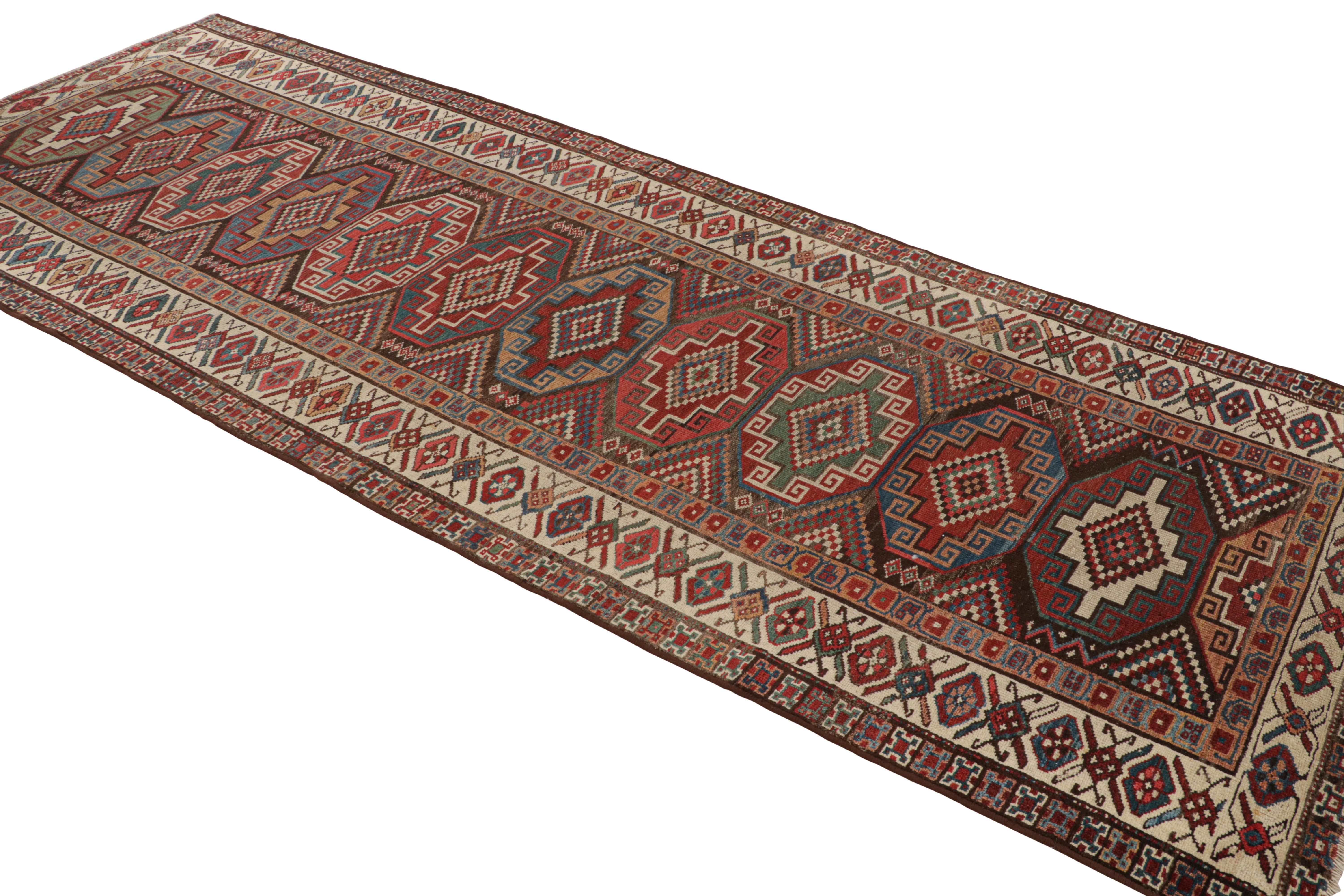 Antiker kurdischer geometrischer Läufer in Beige und Rot aus persischer Wolle von Rug & Kilim (Persisch) im Angebot