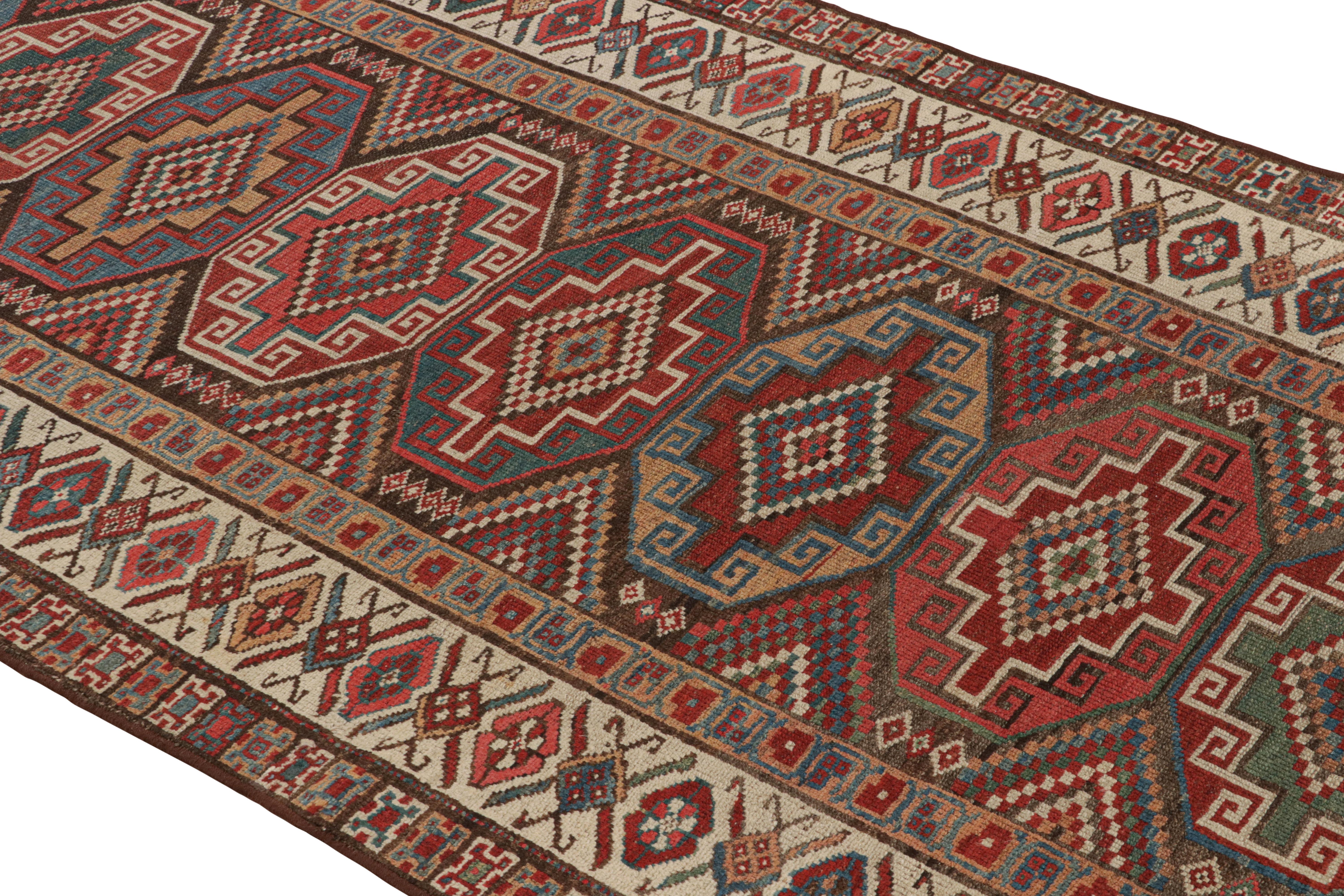 Dieser antike kurdisch-persische Läufer stammt aus Persien und wurde zwischen 1890 und 1900 hergestellt. Er zeichnet sich durch eine Kombination aus ikonischen geometrisch-floralen Mustern in Beige und Rot mit grünen, blauen und rustikalen braunen