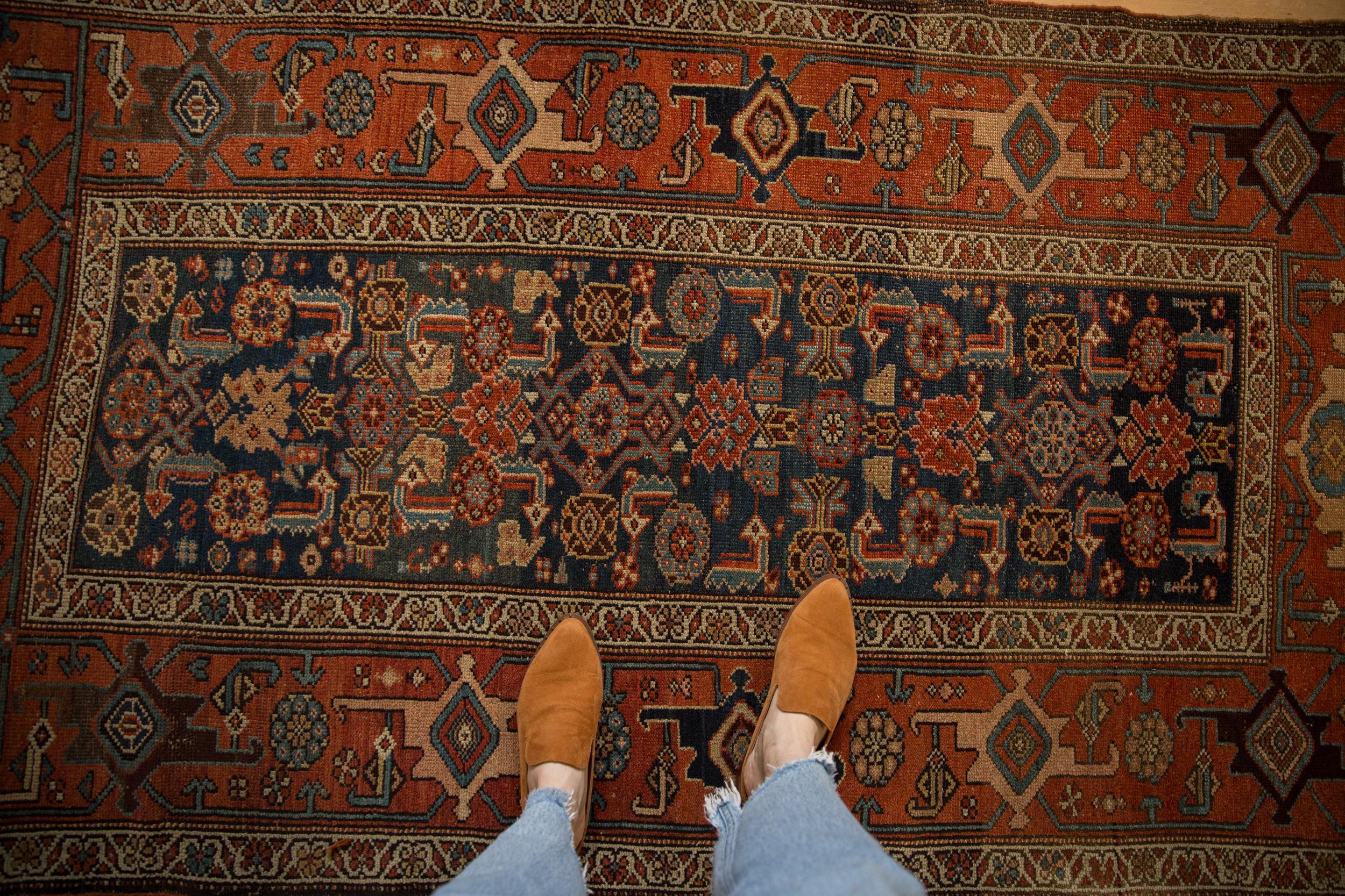 : : Champ principal dans un motif géométrique Herati avec une large bordure principale stylisée Samovar. Les couleurs et les nuances comprennent : Bleu marine, terre cuite, bleu ciel poussiéreux, aubergine, ivoire antique, bleu saphir poussiéreux,