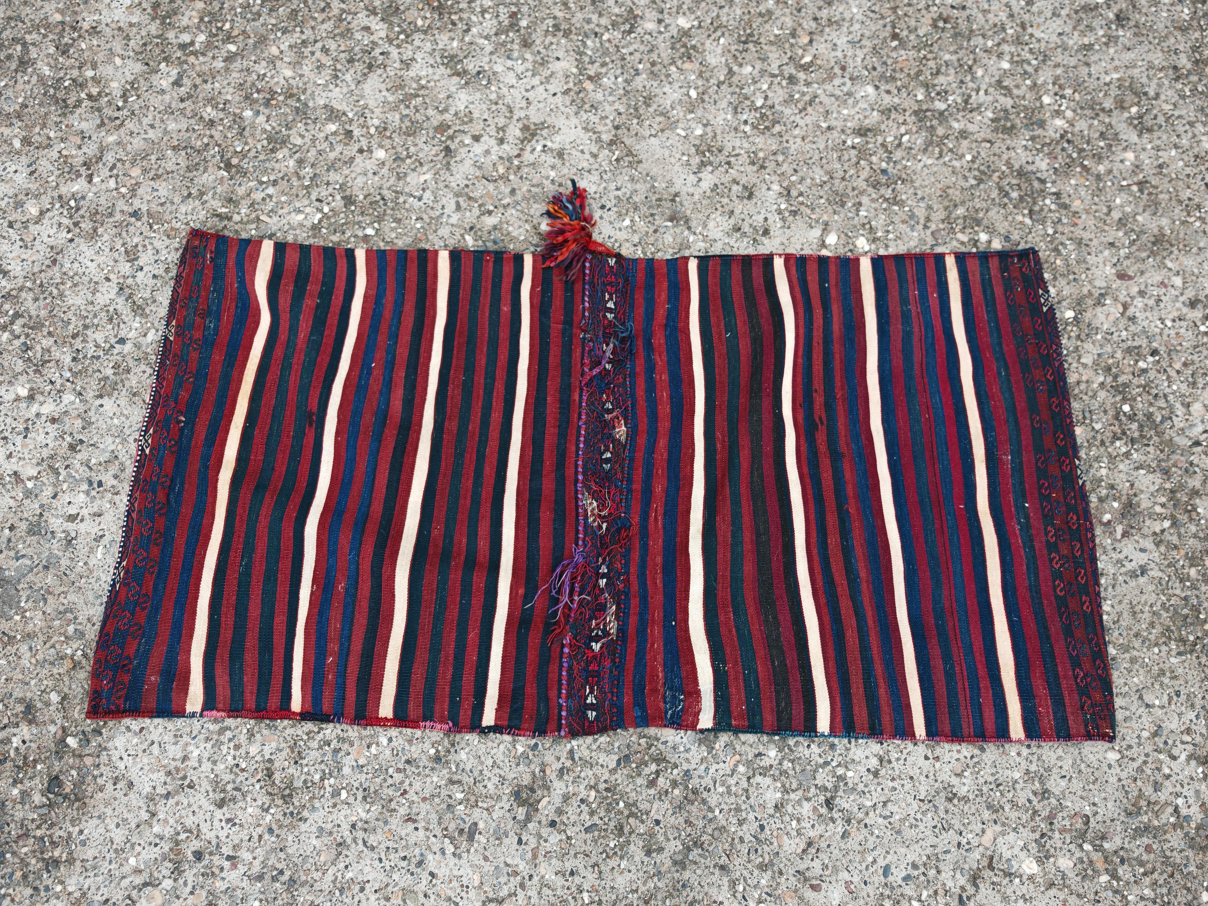 Antico tappeto curdo annodato a mano con sella di cammello, Tribù Herki, XIX secolo in vendita 5