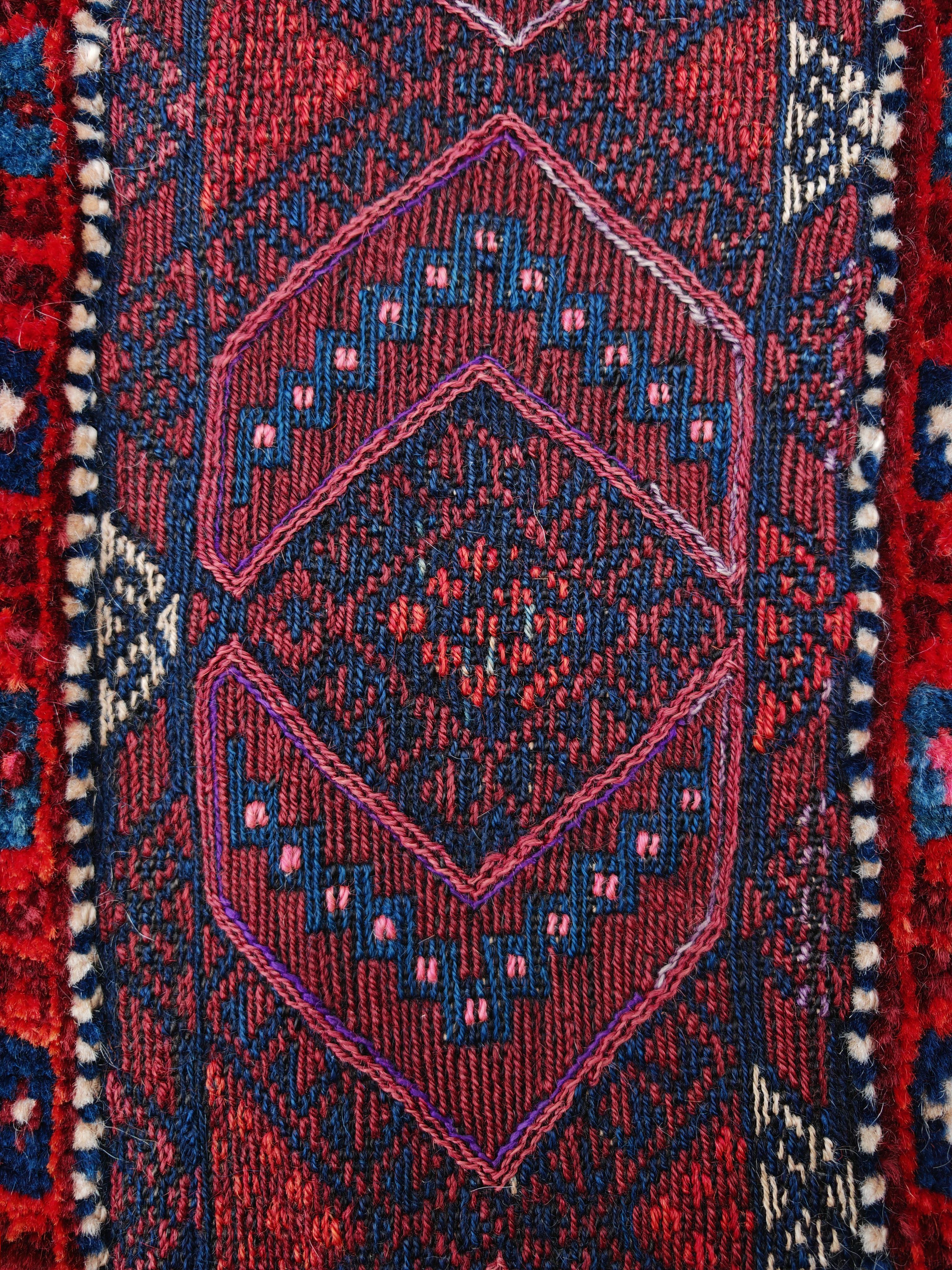 Tribale Antico tappeto curdo annodato a mano con sella di cammello, Tribù Herki, XIX secolo in vendita