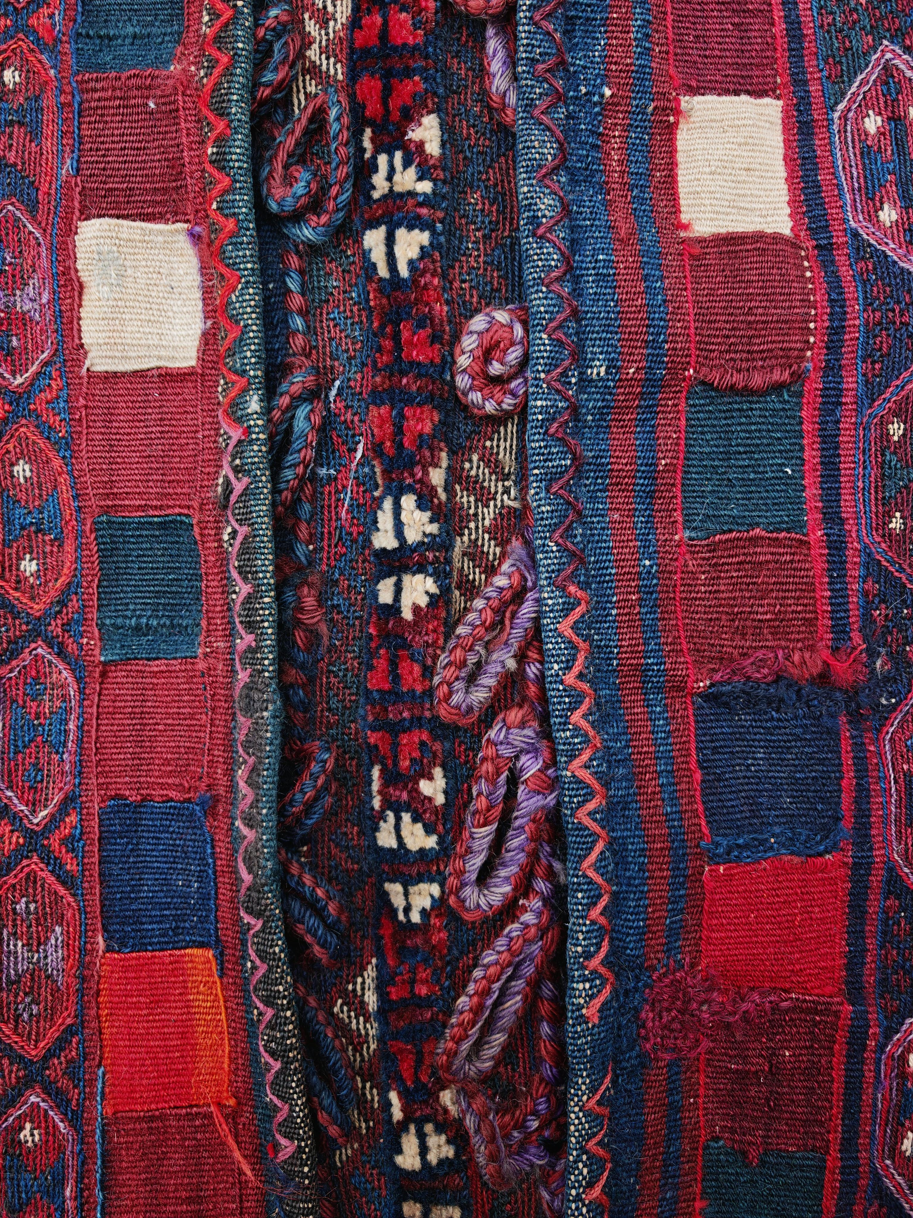 Turco Antico tappeto curdo annodato a mano con sella di cammello, Tribù Herki, XIX secolo in vendita