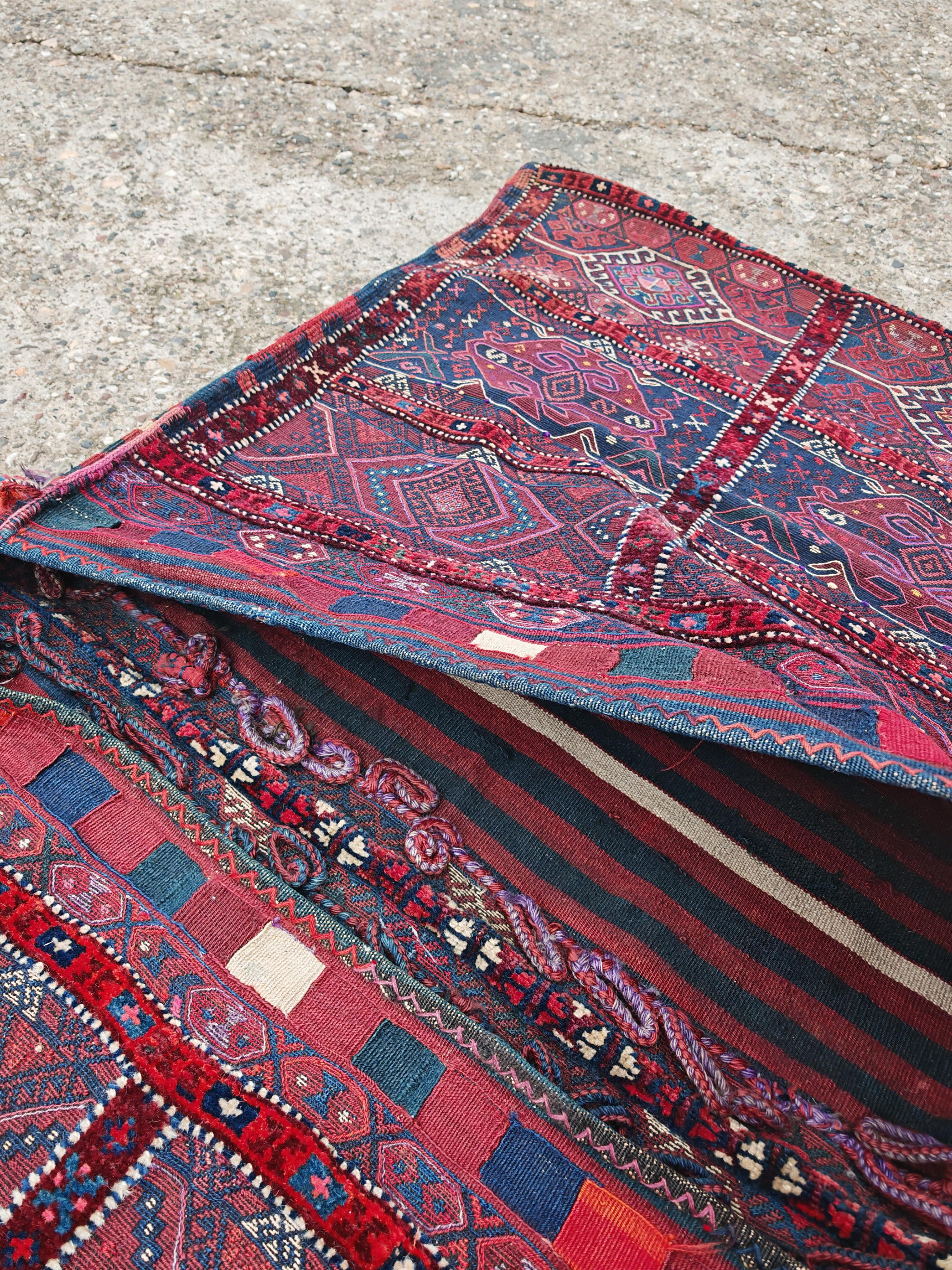 Antico tappeto curdo annodato a mano con sella di cammello, Tribù Herki, XIX secolo In condizioni buone in vendita a Beograd, RS