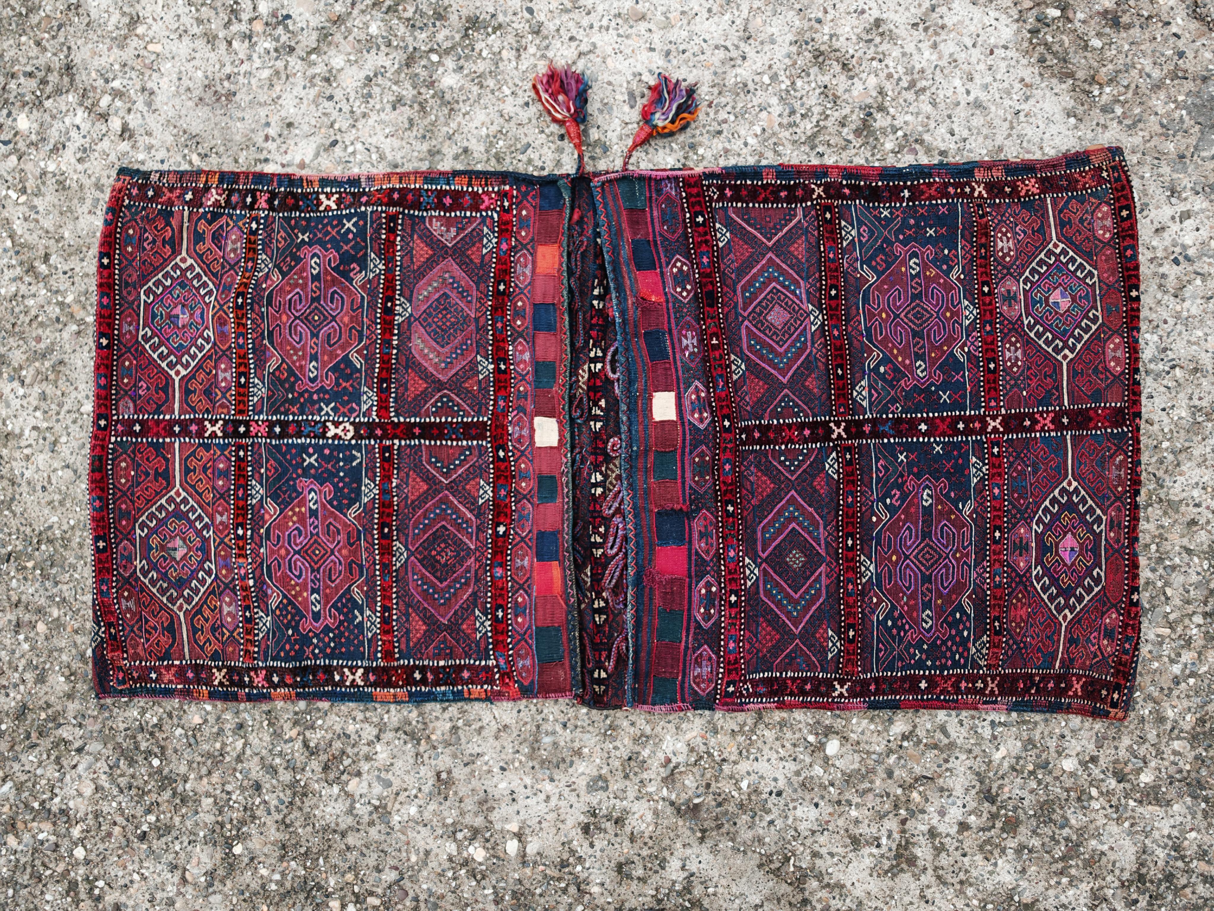 Lana Antico tappeto curdo annodato a mano con sella di cammello, Tribù Herki, XIX secolo in vendita