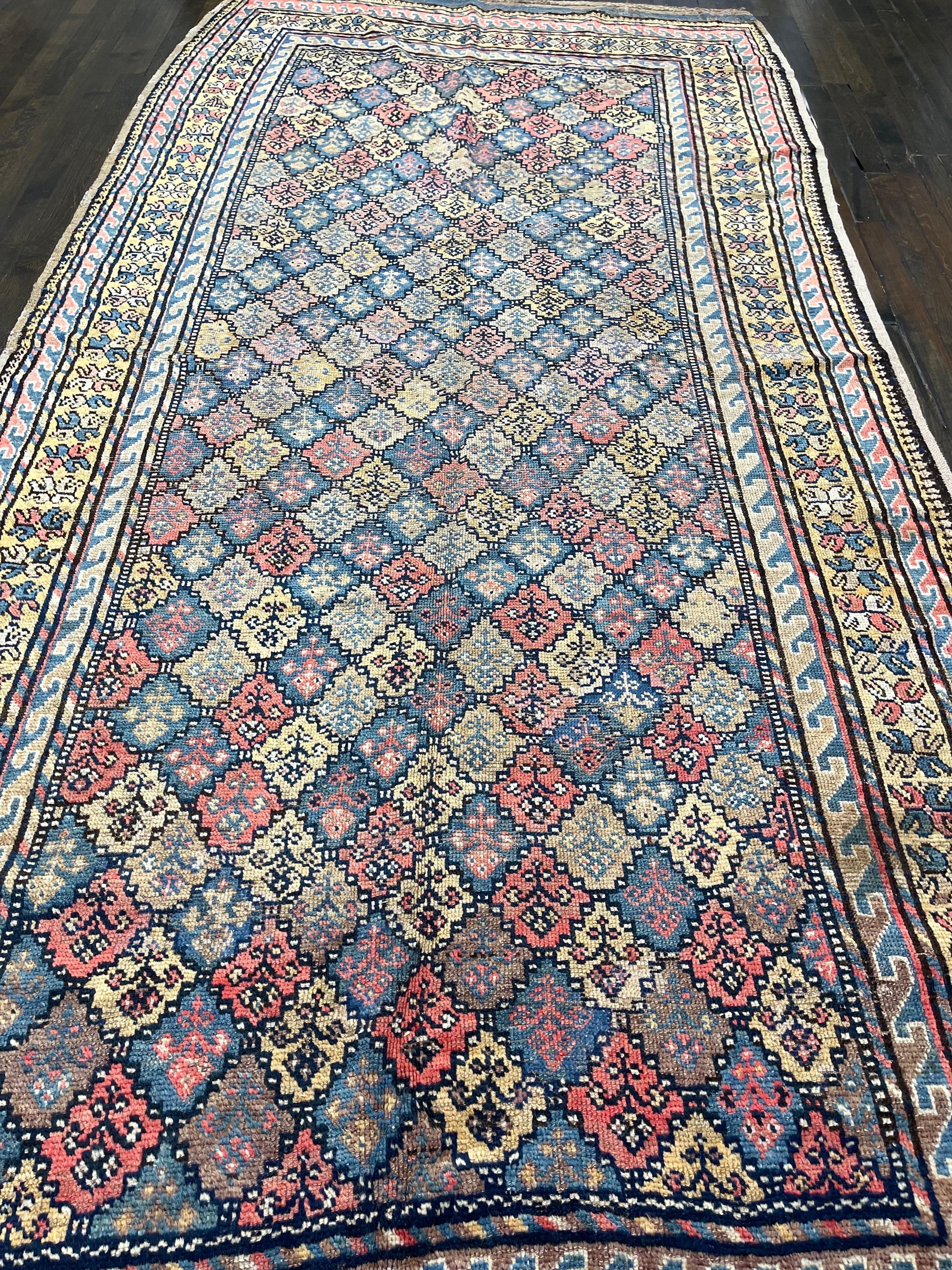 Un tappeto da corridoio kazak curdo ben annegato con colori brillanti di teste di fiori che sono rosette molto astratte. 

Il contorno seghettato di ogni ornamento e i colori in cui è stato tessuto evocano i petali, mentre il diamante pieno di