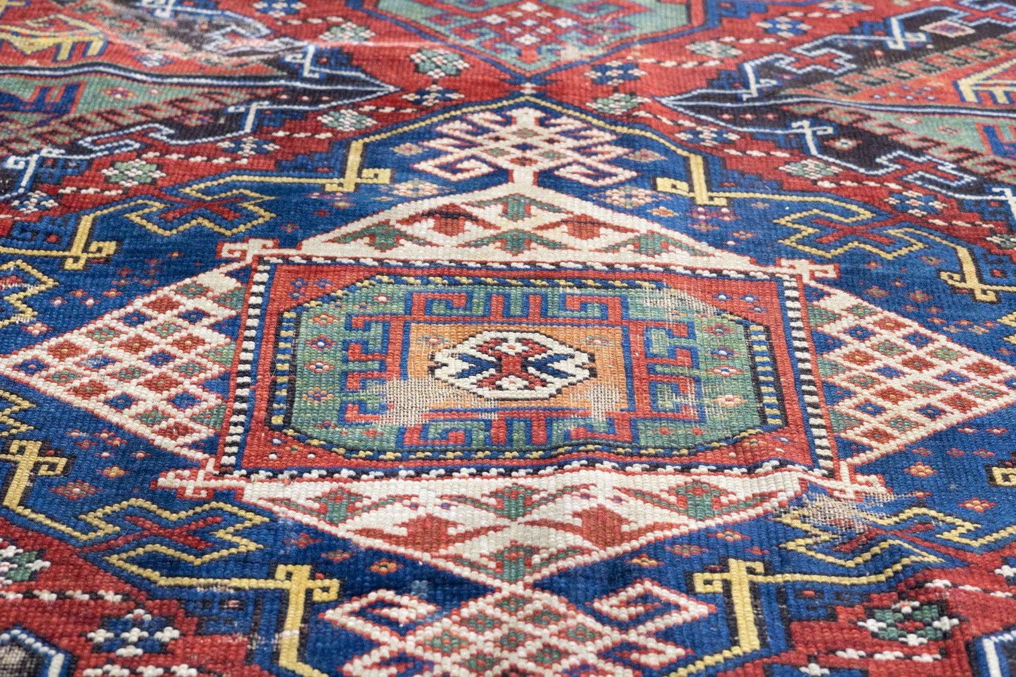 Antiker Kurdischer Kasach-Teppich 5'5'' x 9'10'' (Kaukasisch) im Angebot