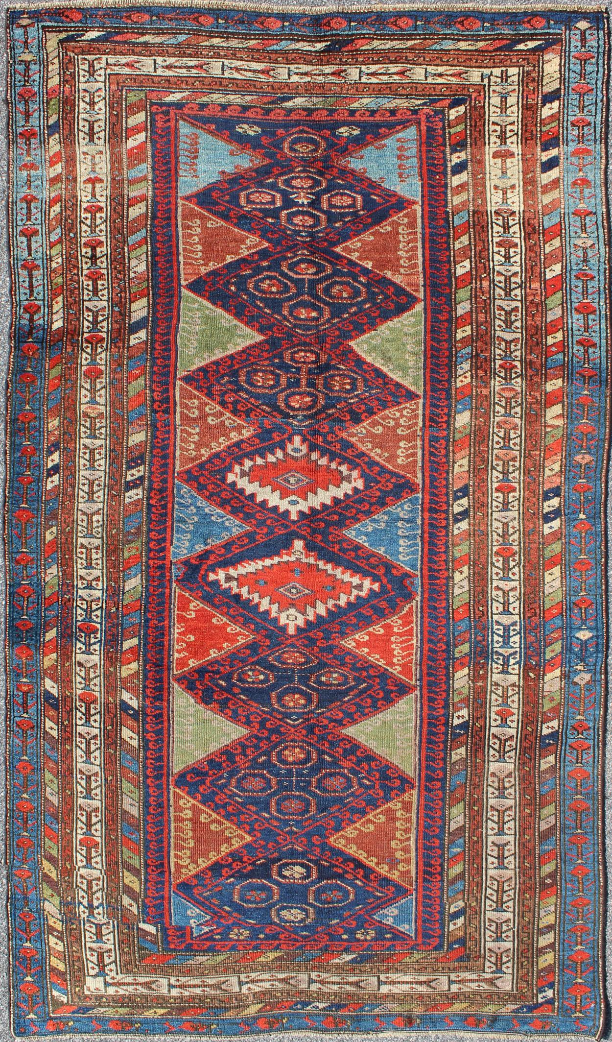 Laine Kazak kurde ancien avec motifs tribaux et géométriques en bleu, rouge et vert en vente