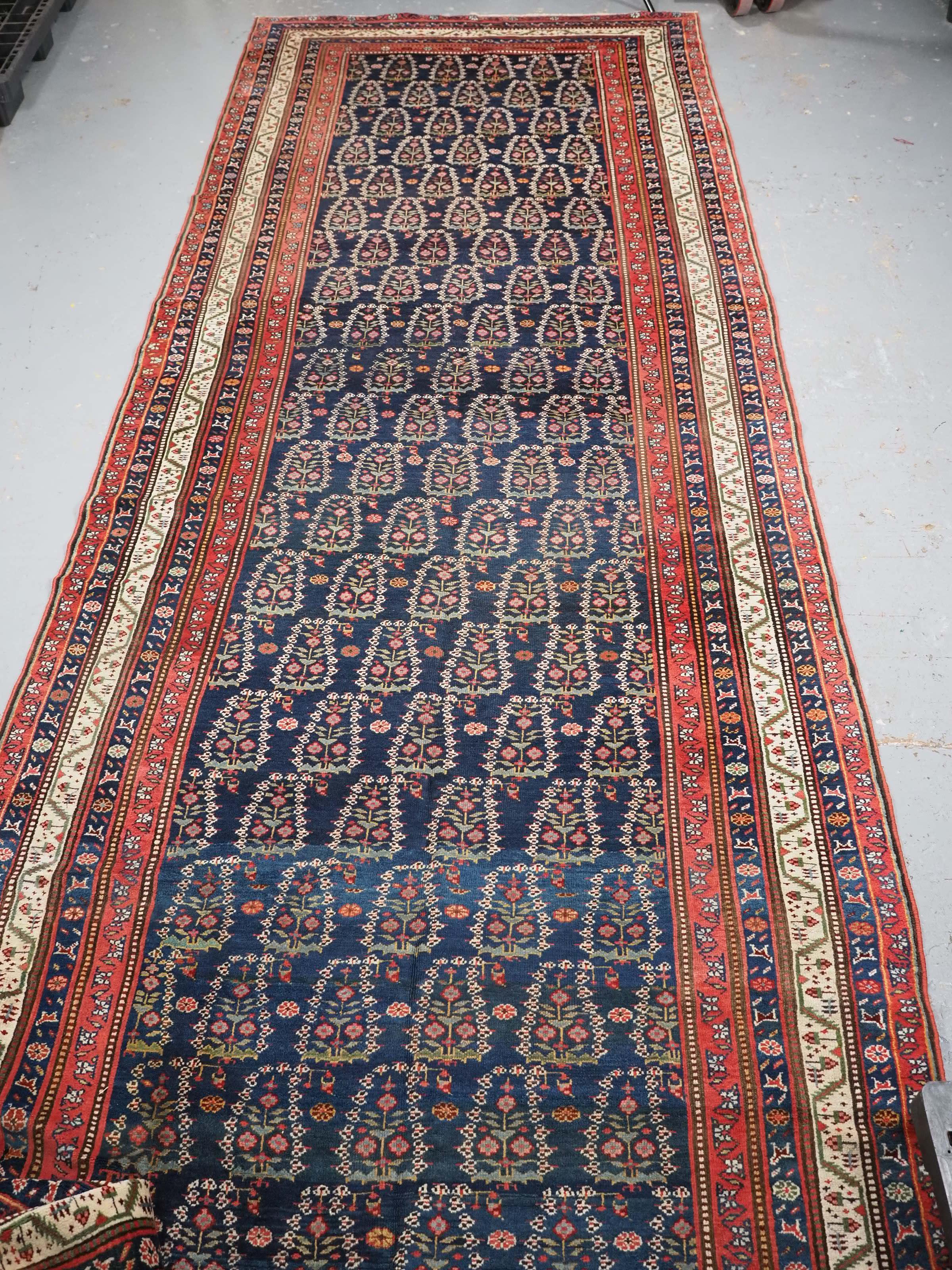 Caucasien Tapis kelleh kurde ancien ou grand chemin de couloir avec motif boteh sur toute sa surface.  1900. en vente