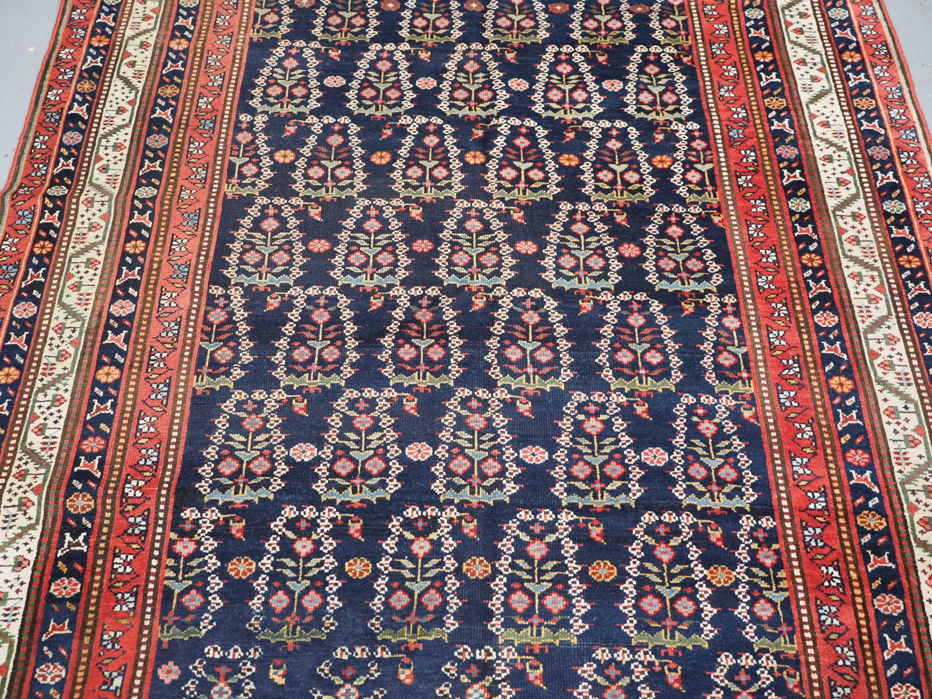 Début du 20ème siècle Tapis kelleh kurde ancien ou grand chemin de couloir avec motif boteh sur toute sa surface.  1900. en vente