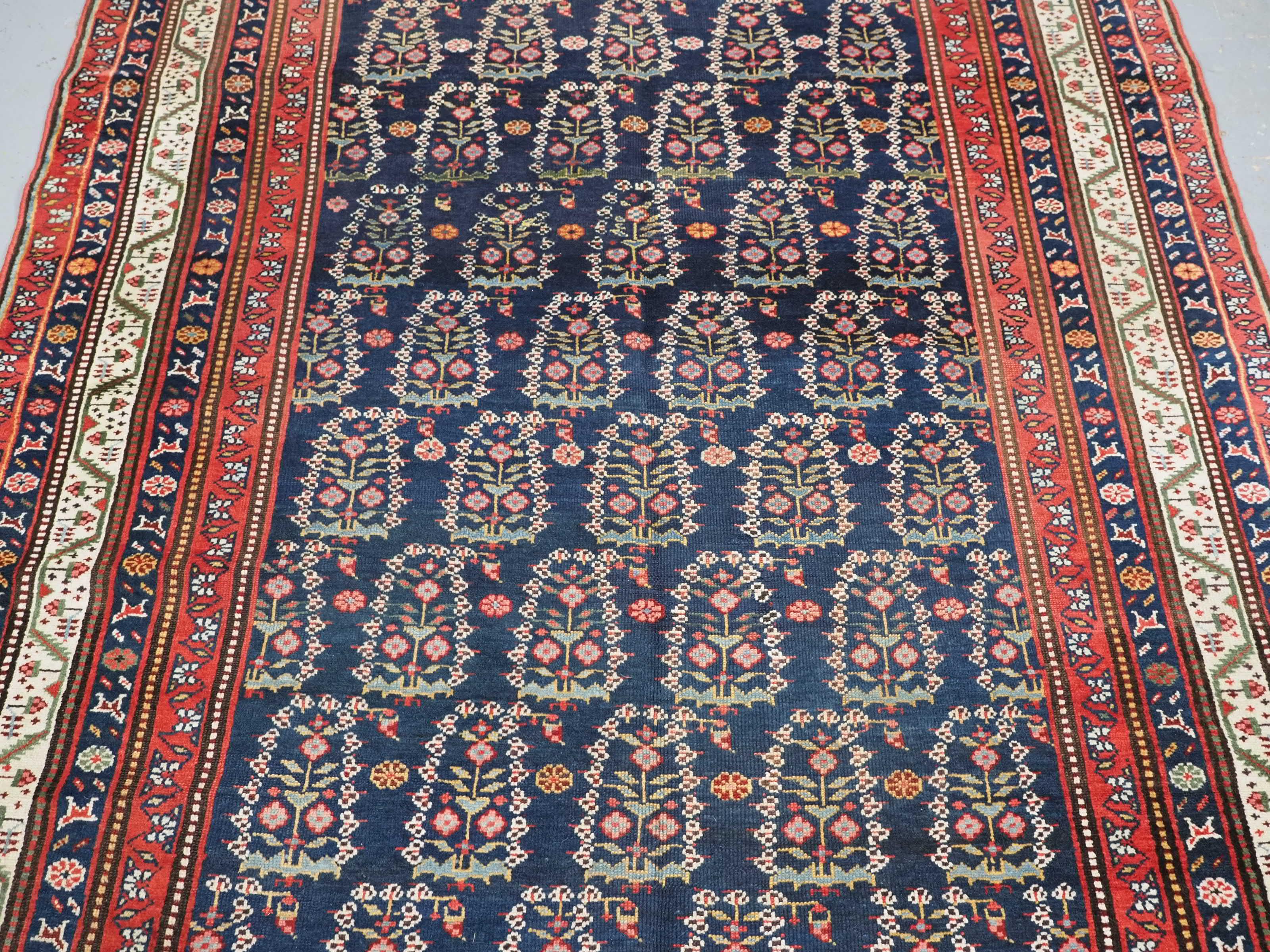 Laine Tapis kelleh kurde ancien ou grand chemin de couloir avec motif boteh sur toute sa surface.  1900. en vente