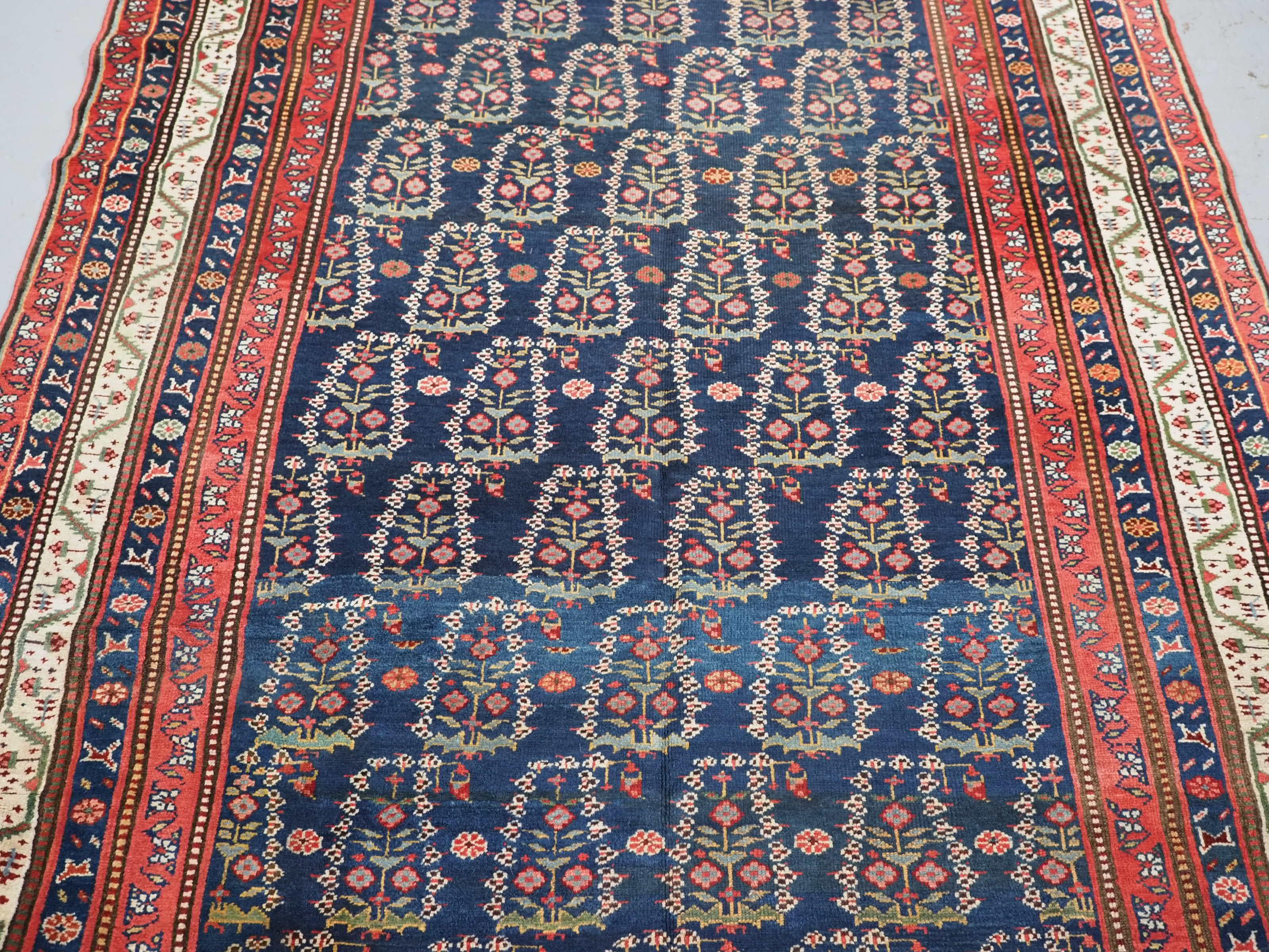 Tapis kelleh kurde ancien ou grand chemin de couloir avec motif boteh sur toute sa surface.  1900. en vente 1