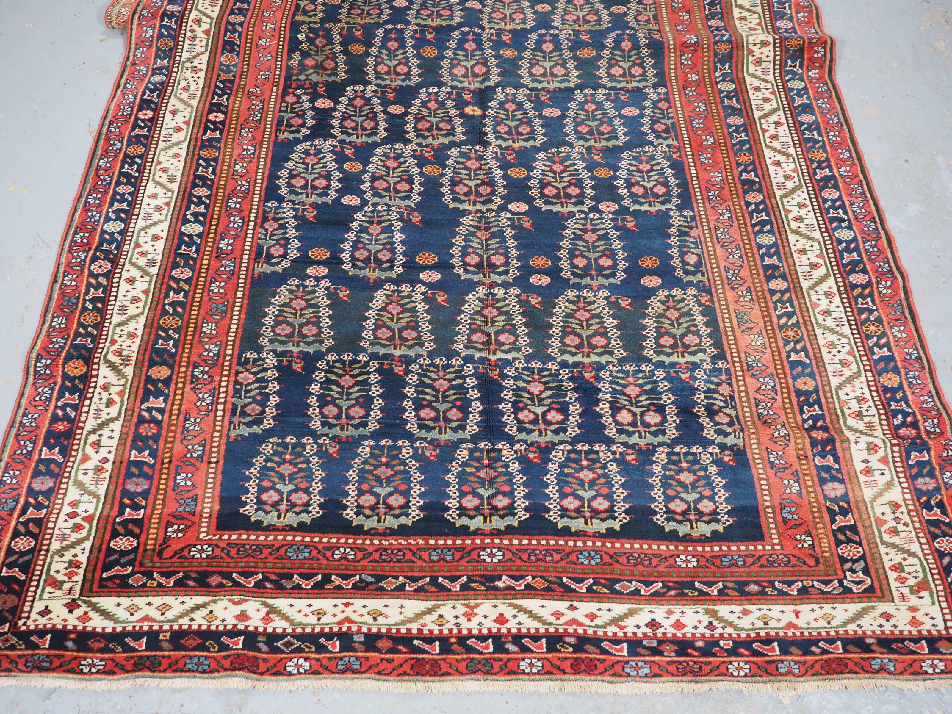 Tapis kelleh kurde ancien ou grand chemin de couloir avec motif boteh sur toute sa surface.  1900. en vente 3