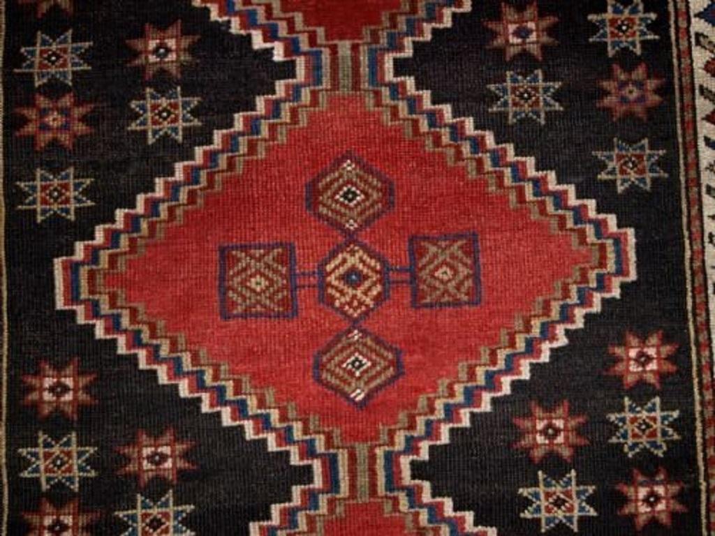 Tapis long kurde ancien
Circa 1900

Design/One sur fond noir anthracite

Bordure très bien dessinée

Bon état, usure régulière, bonne pile, corrosion du champ noir anthracite.

Un bon tapis d'ameublement

Lavés à la main et prêts à