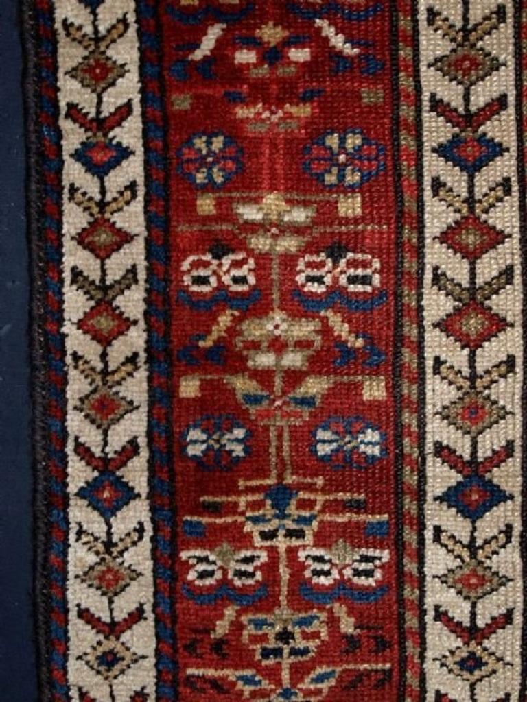 Tapis long kurde ancien, superbe bordure, vers 1900 Bon état - En vente à Moreton-In-Marsh, GB