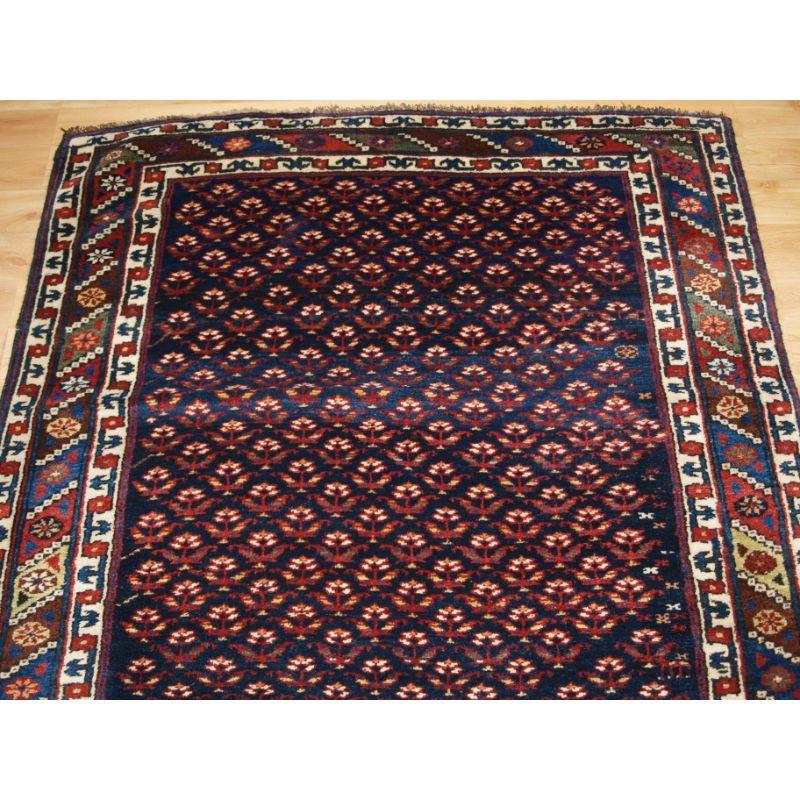 Antiker Kurdischer langer Teppich mit feinem Shrub-Design (19. Jahrhundert) im Angebot