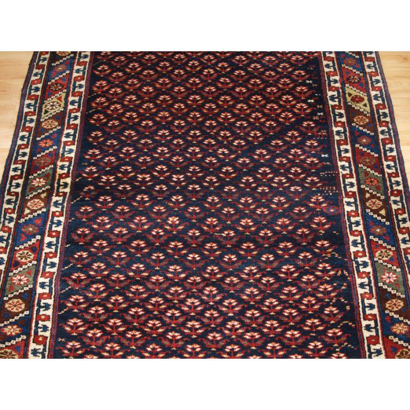 Antiker Kurdischer langer Teppich mit feinem Shrub-Design im Angebot 1