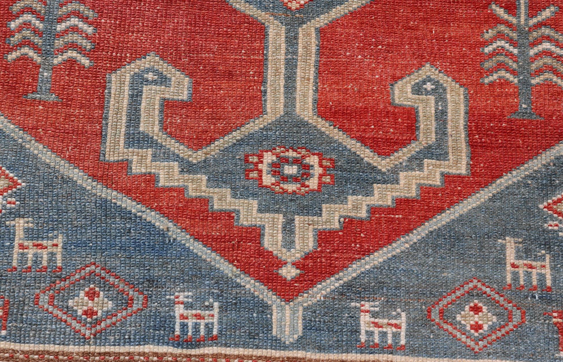 Antiker türkischer Medaillon-Läufer in Rot, Denim-Blau und Eierschal, antik (Stammeskunst) im Angebot