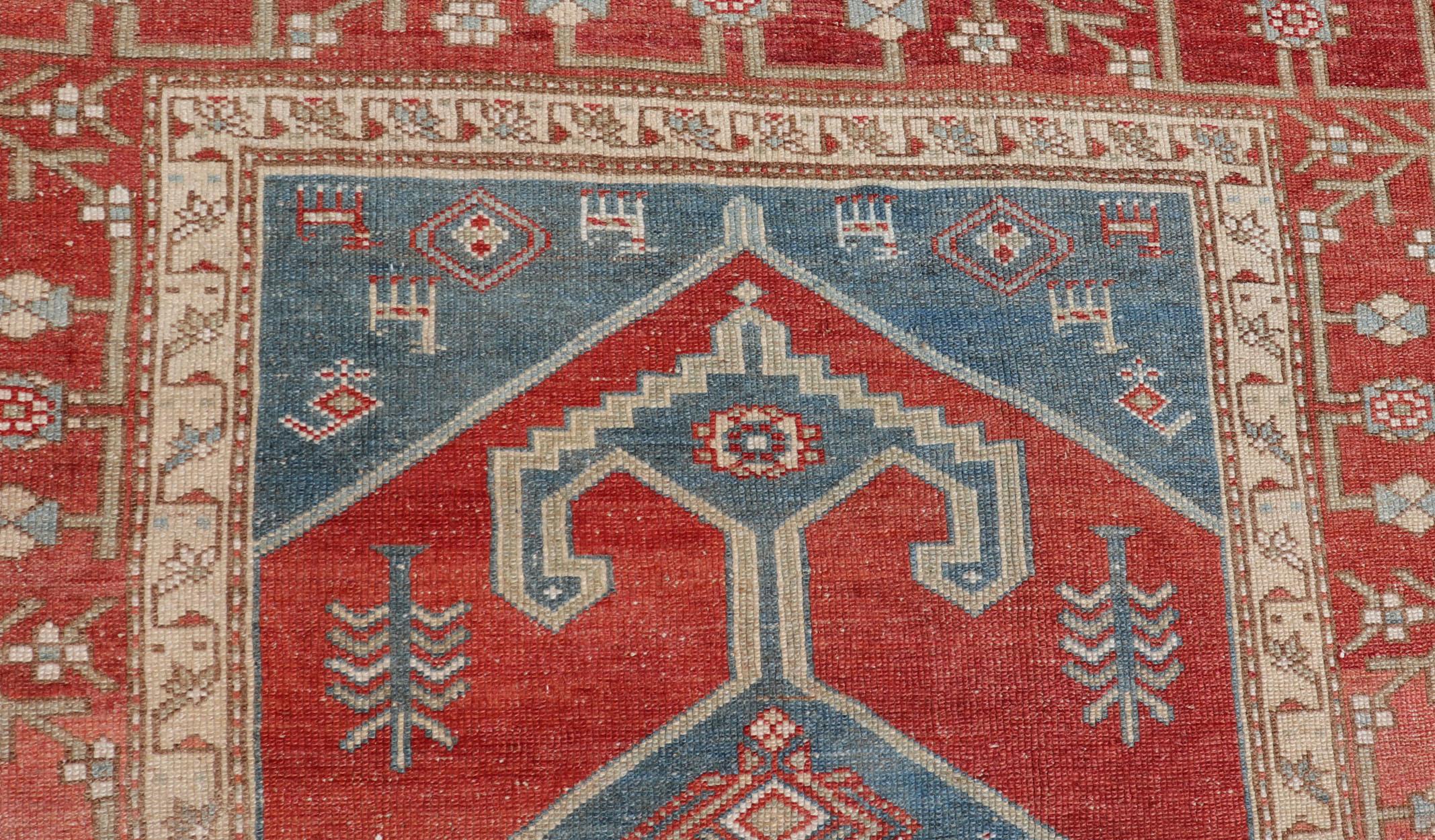 Antiker türkischer Medaillon-Läufer in Rot, Denim-Blau und Eierschal, antik (Persisch) im Angebot