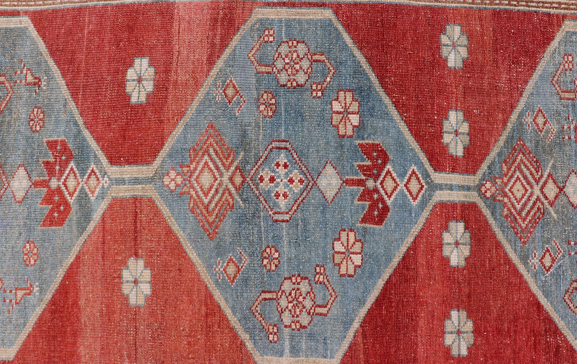 Antiker türkischer Medaillon-Läufer in Rot, Denim-Blau und Eierschal, antik (Wolle) im Angebot