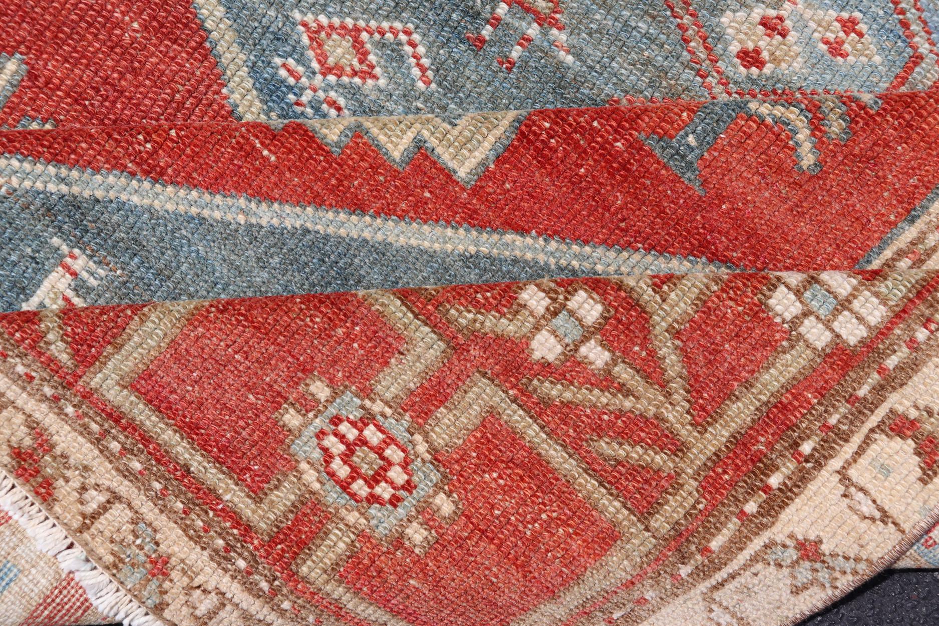Antiker türkischer Medaillon-Läufer in Rot, Denim-Blau und Eierschal, antik im Angebot 1