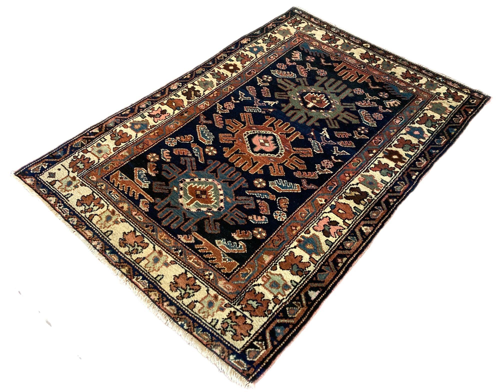 Antiker Kurdischer Teppich 1,34 m x 0,95 m im Zustand „Gut“ im Angebot in St. Albans, GB