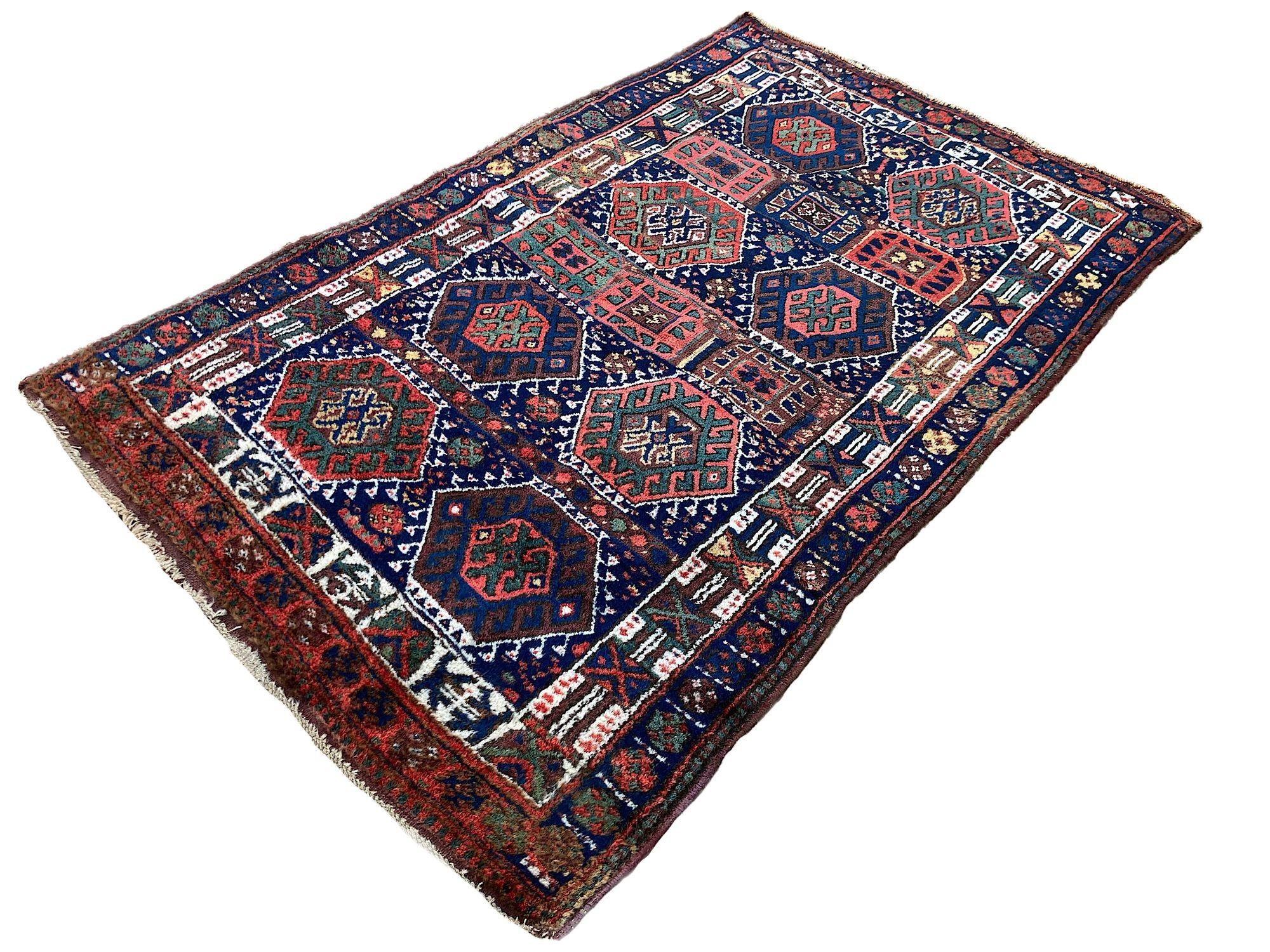 Antiker Kurdischer Teppich 1.92 m x 1,19 m im Zustand „Gut“ im Angebot in St. Albans, GB