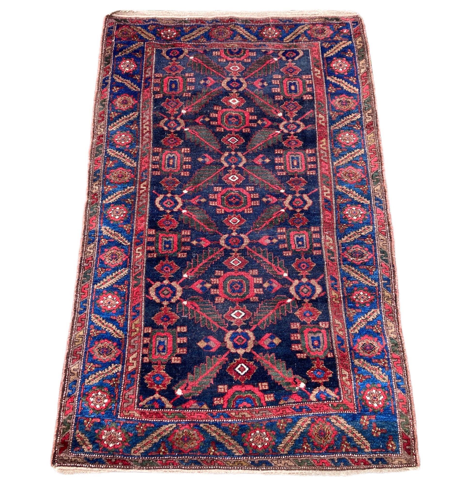 Ein schöner antiker kurdischer Teppich, handgewebt um 1910, mit einem geometrischen Muster aus stilisierten Blumen und Ranken auf einem tiefen indigoblauen Feld. Hervorragende Wollqualität und tolle Sekundärfarben.
Größe: 2.06m x 1.31m (6ft 9in x
