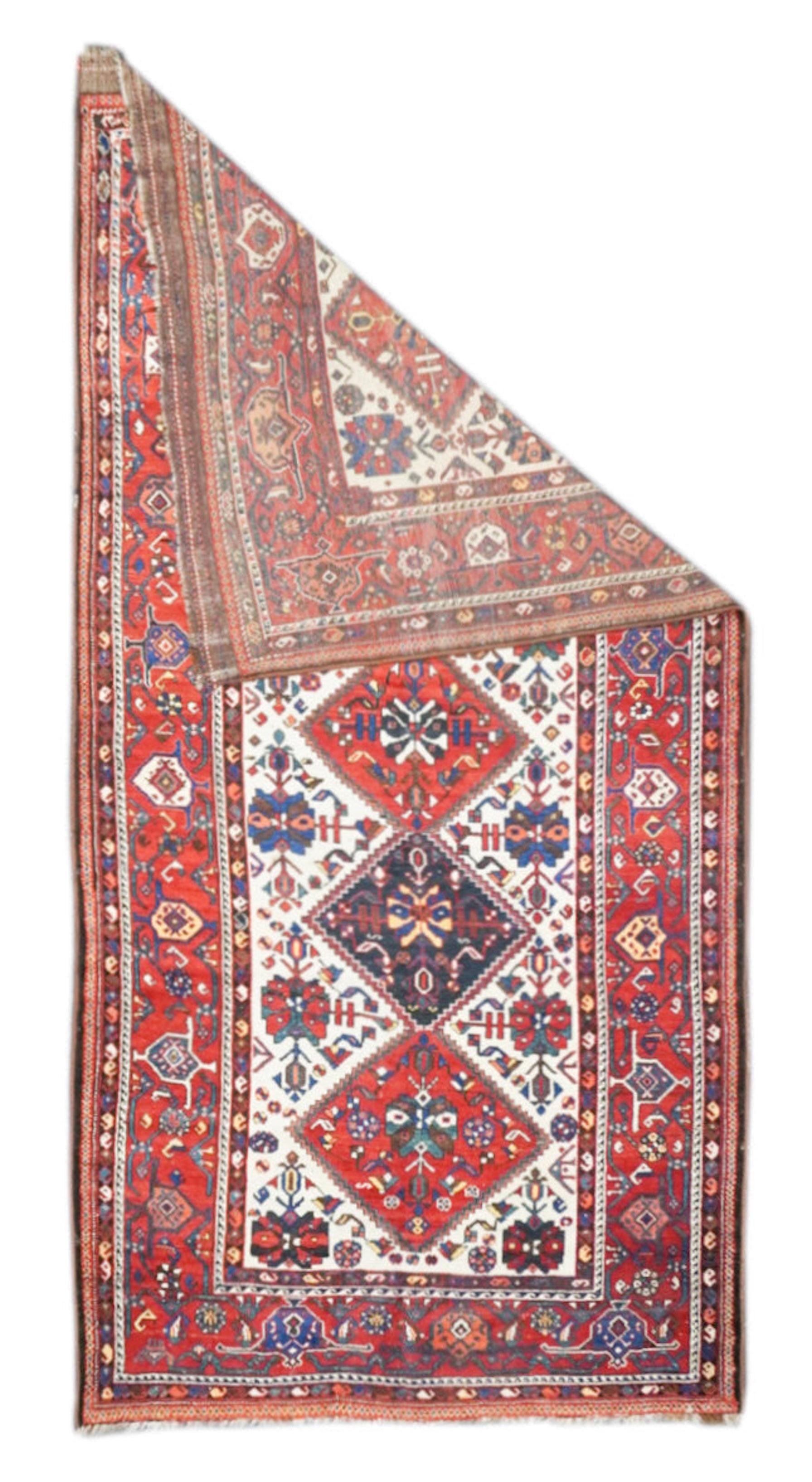 Antiker kurdischer Teppich 5'7'' x 10'10''. In der Mitte des ecrufarbenen Feldes befindet sich ein Medaillon mit fünf Rauten, die abwechselnd in Rot und Marineblau gehalten sind. Jede gestufte Platte umschließt eine komplexe und variierende