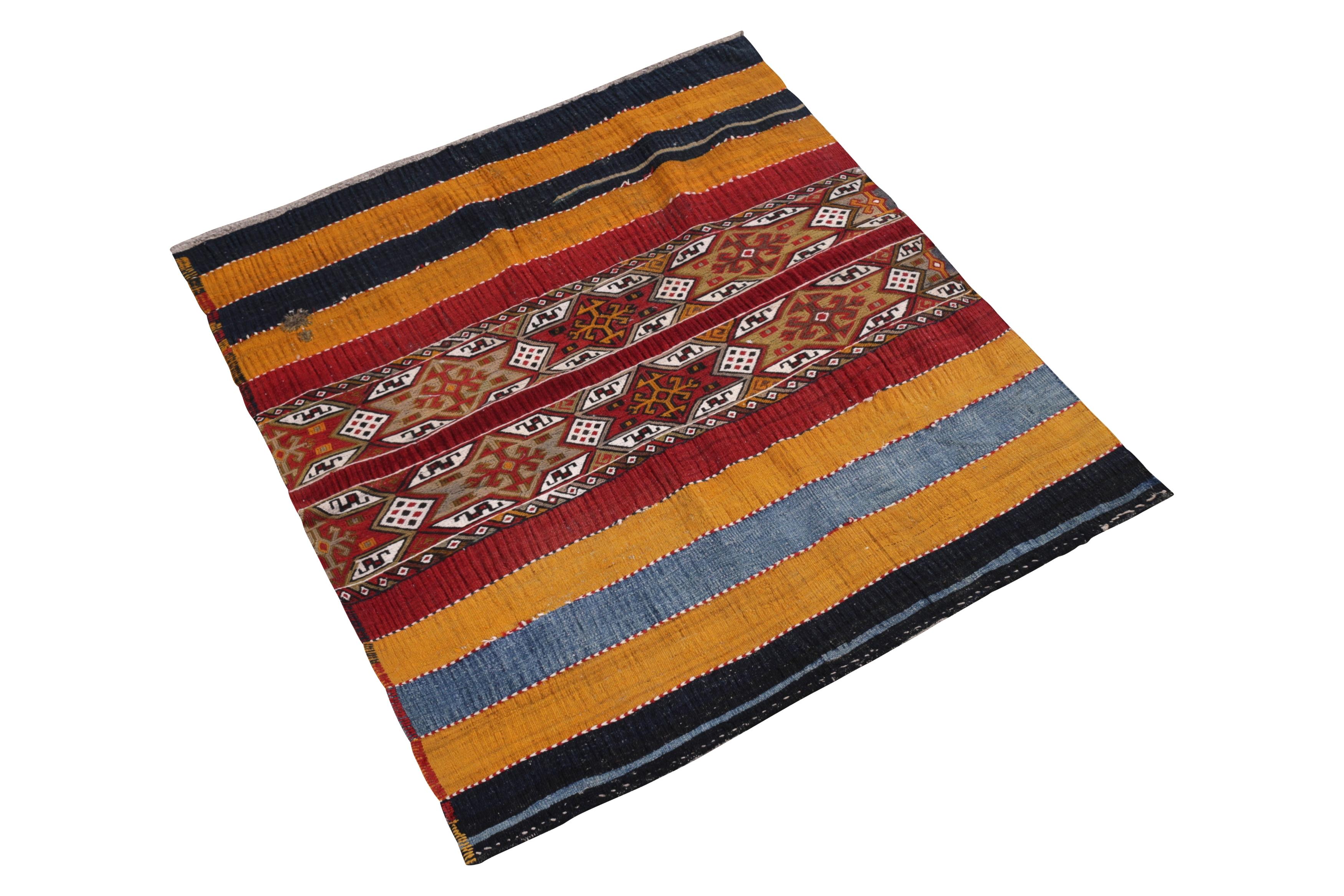 Dieser antike, handgeknüpfte Wollteppich aus der Türkei (ca. 1900-1910) erinnert an ein traditionelles kurdisches Teppichdesign mit einer groben, üppigen Knüpfung in den satteren Farbtönen, die von feinen weißen Stickereistreifen an den Nähten