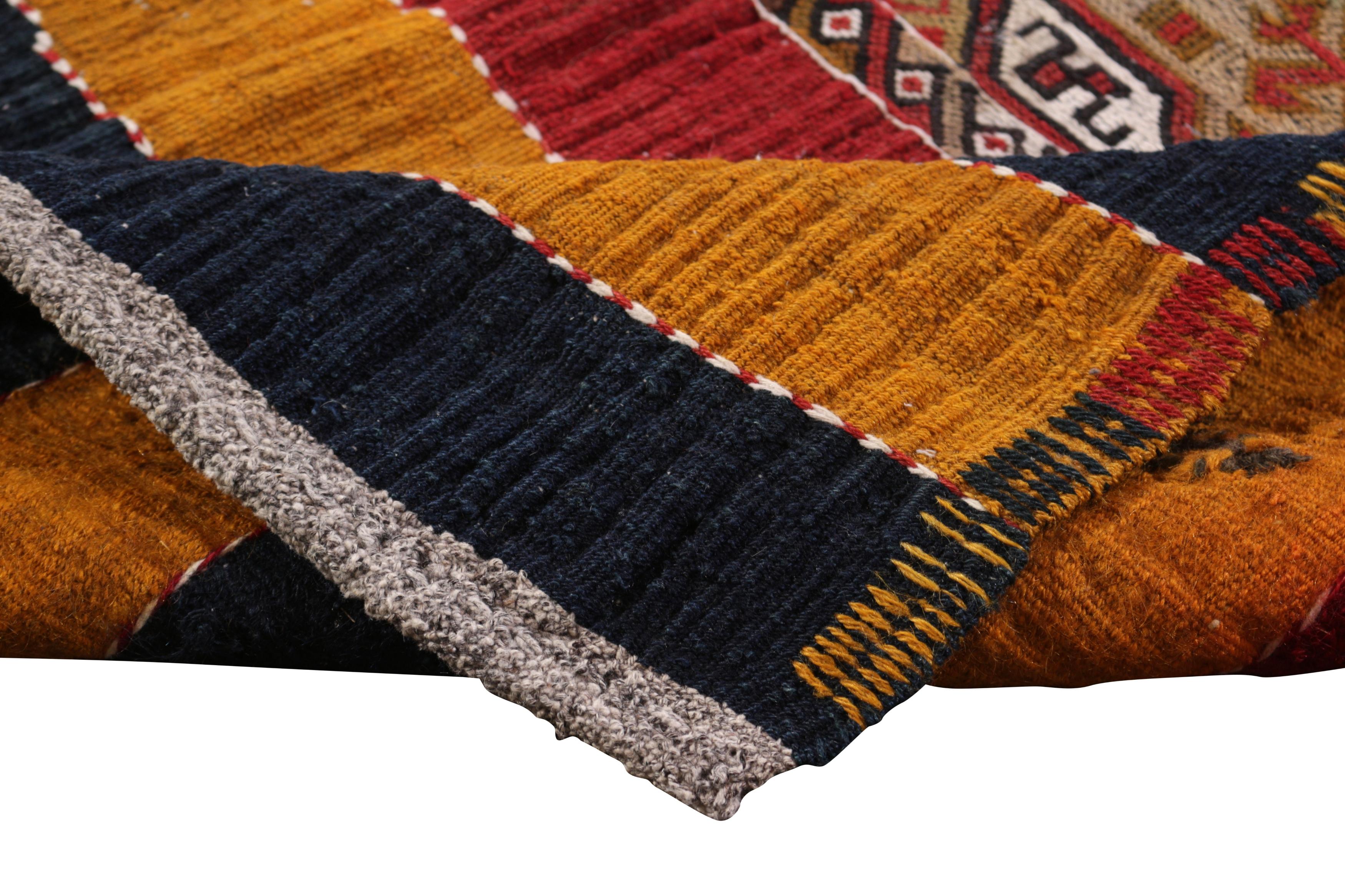 Antiker Kurdischer Teppich in Goldrot mit gestreiftem geometrischem Muster (Volkskunst) im Angebot