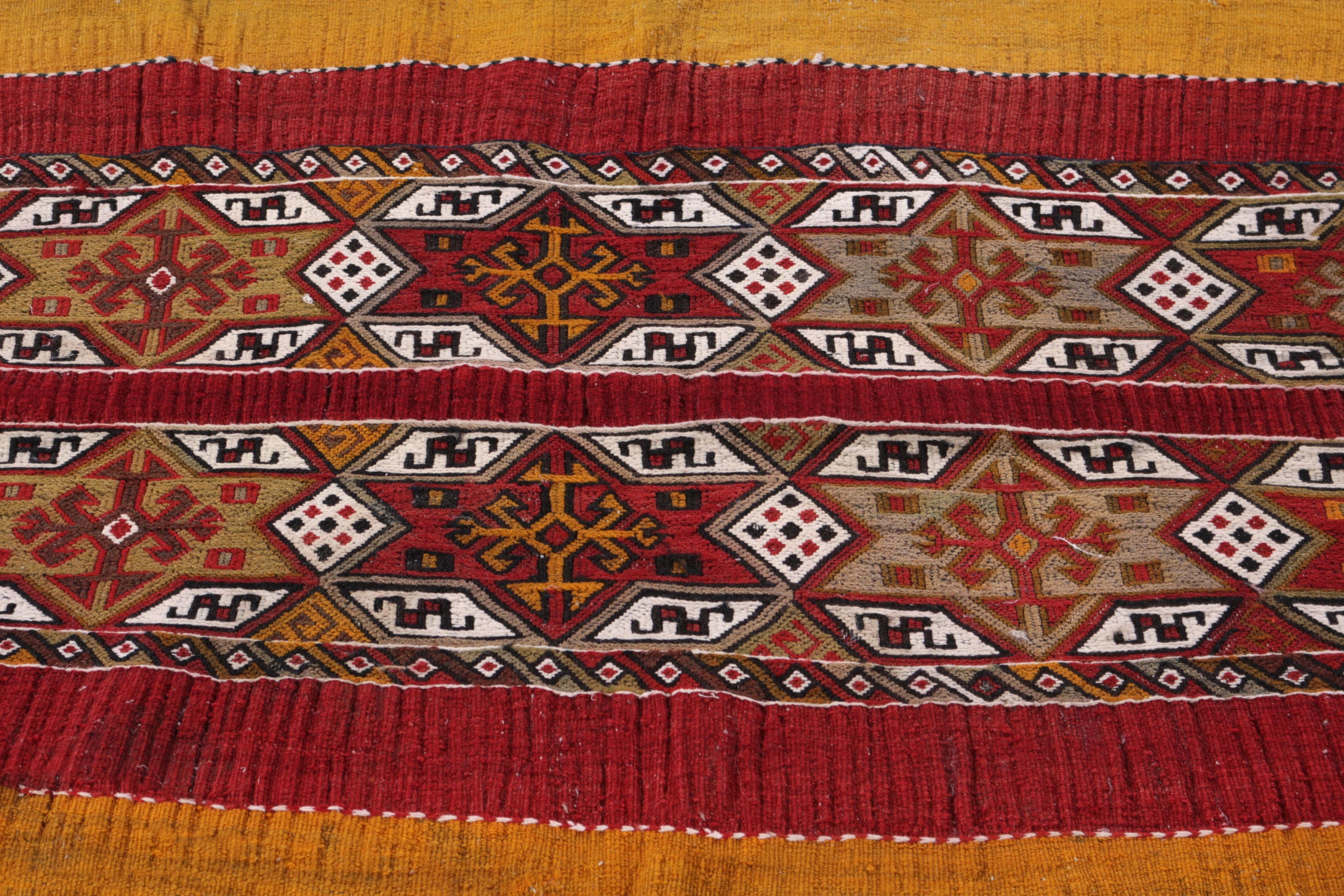 Antiker Kurdischer Teppich in Goldrot mit gestreiftem geometrischem Muster (Türkisch) im Angebot