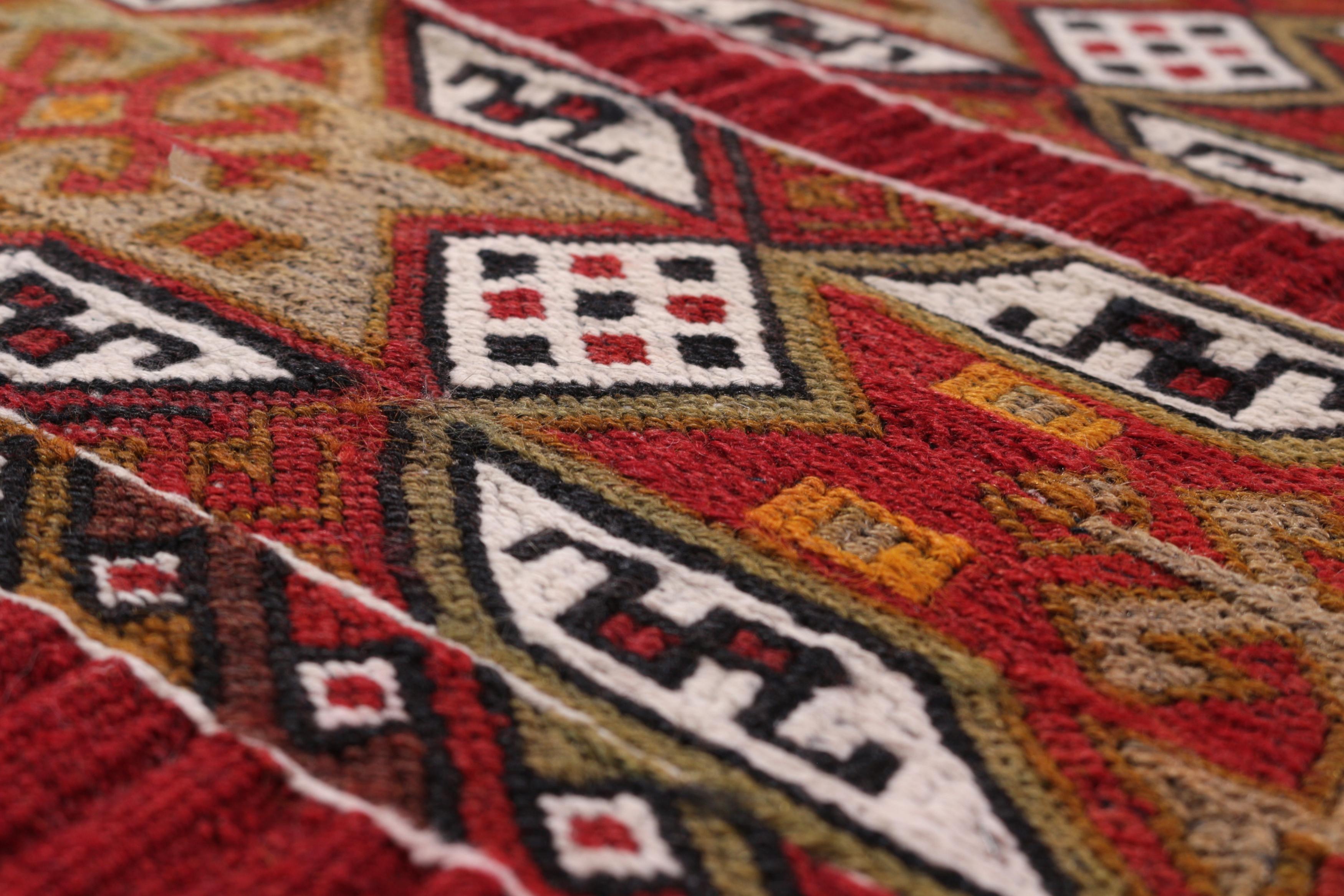 Antiker Kurdischer Teppich in Goldrot mit gestreiftem geometrischem Muster (Handgeknüpft) im Angebot