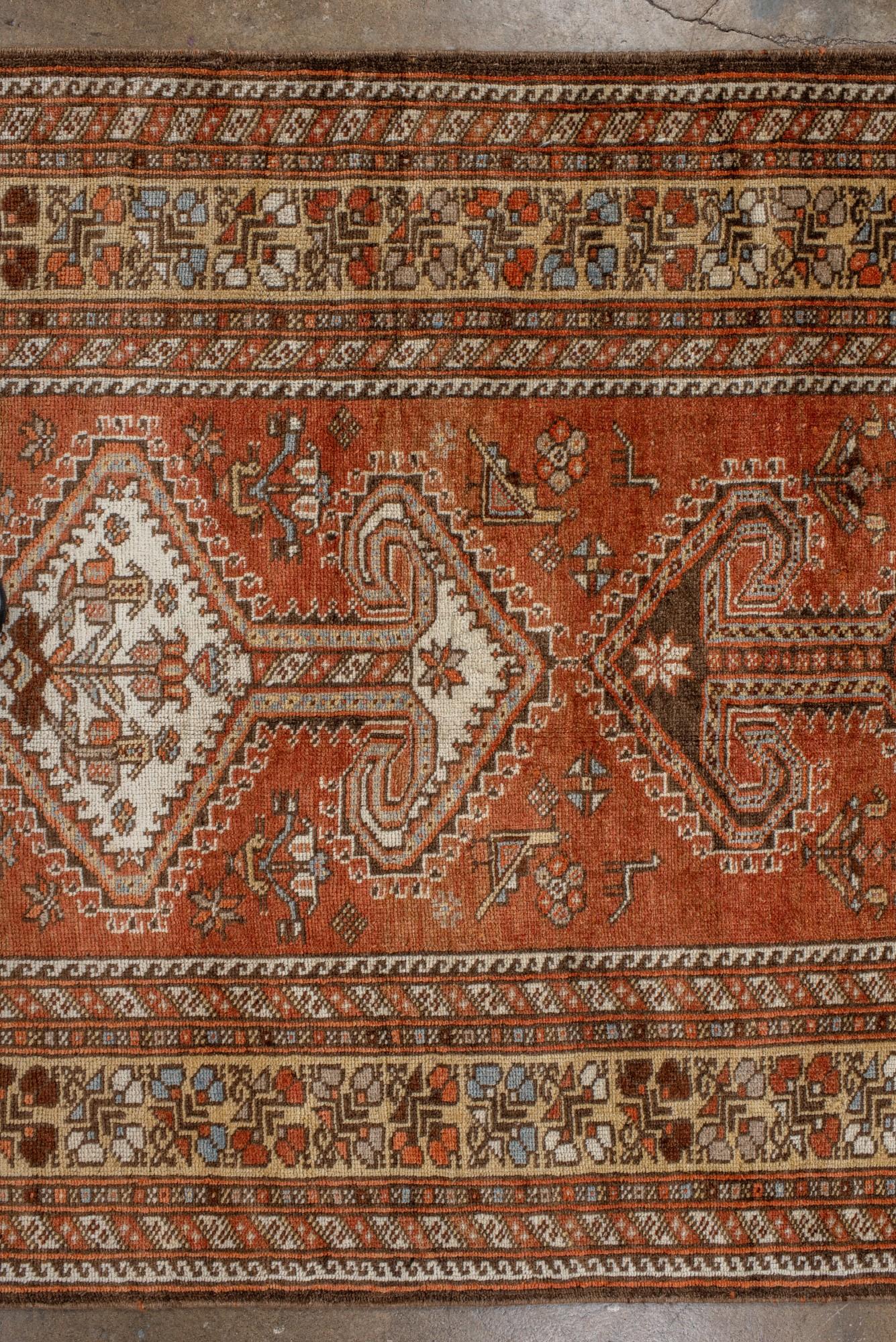 XX secolo Antico tappeto curdo, runner geometrico annodato a mano con medaglione in vendita