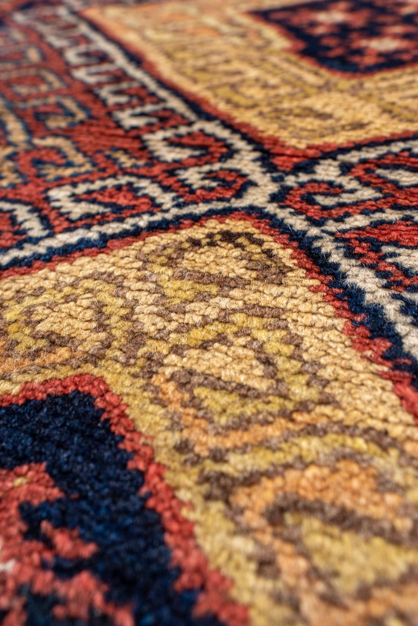 Antiker kurdischer Teppich mit Diamantmedaillons im Zustand „Gut“ im Angebot in New York, NY