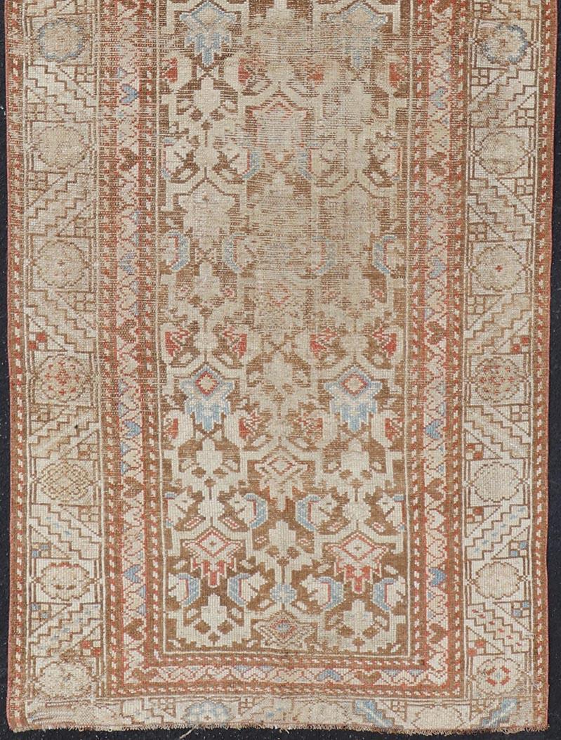 Antiker kurdischer Läufer in sanften Wolltönen mit Allover-Stammesmuster.
Teppich/R20-0708, Herkunftsland/Typ: Iran / Kurdisch, um 1900.
Maße: 3'0 x 8'1.
Dieser antike kurdische Läufer aus Persien ist aus Wolle handgeknüpft und zeigt ein
