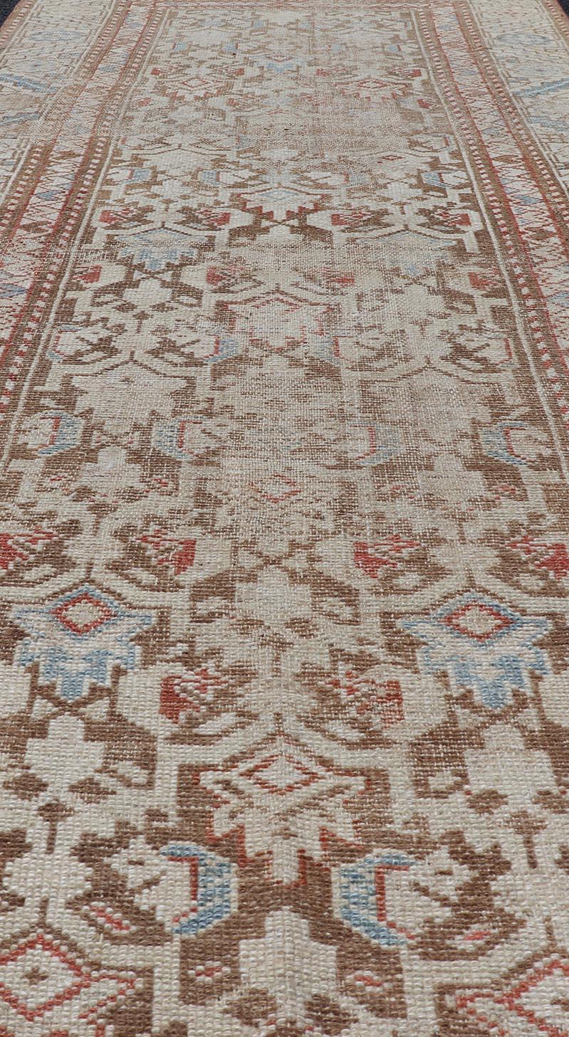 Antiker kurdischer Läufer in weichen Tönen aus Wolle mit All-Over-Stammesmuster (Persisch) im Angebot