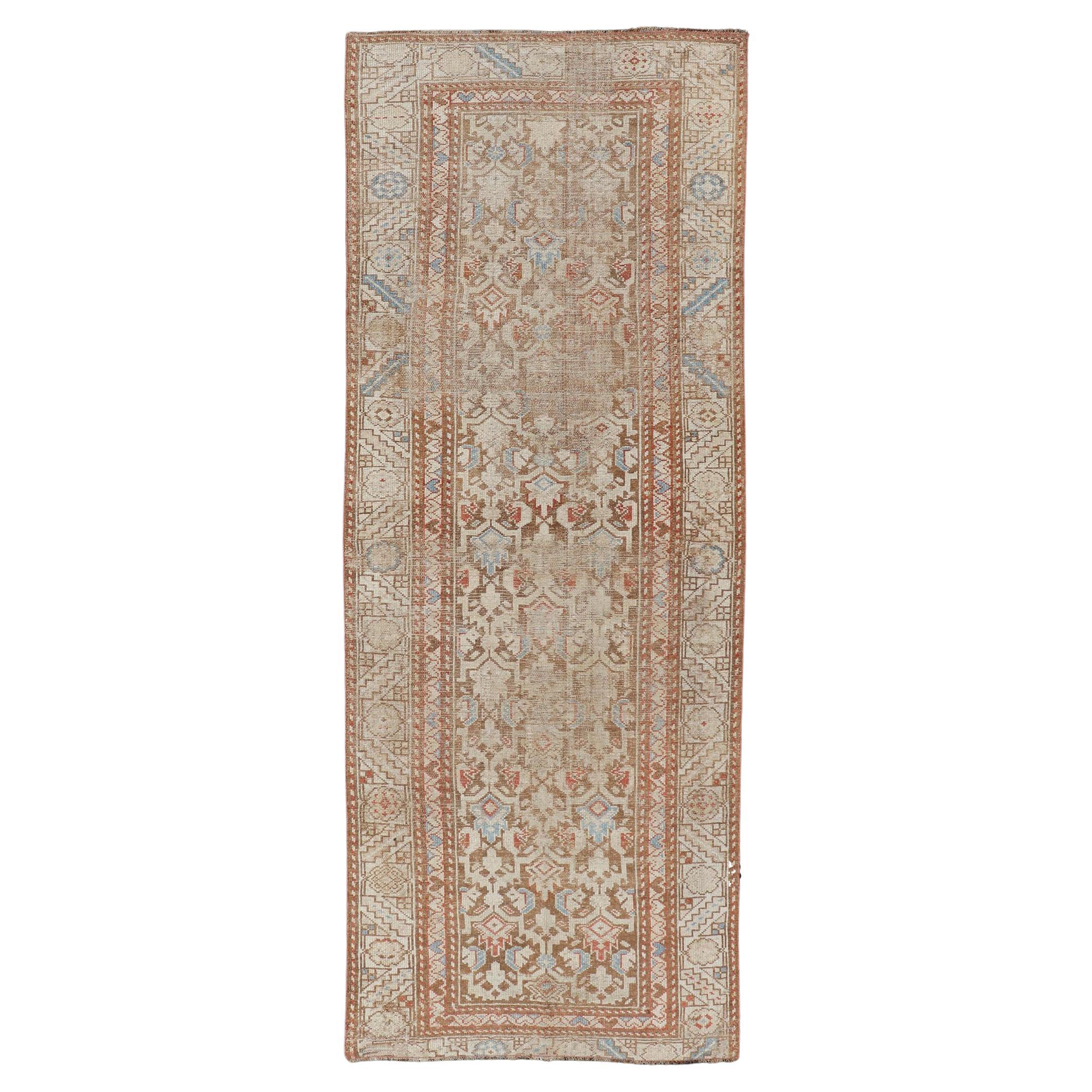 Alfombra kurda antigua de lana en tonos suaves con diseño tribal integral