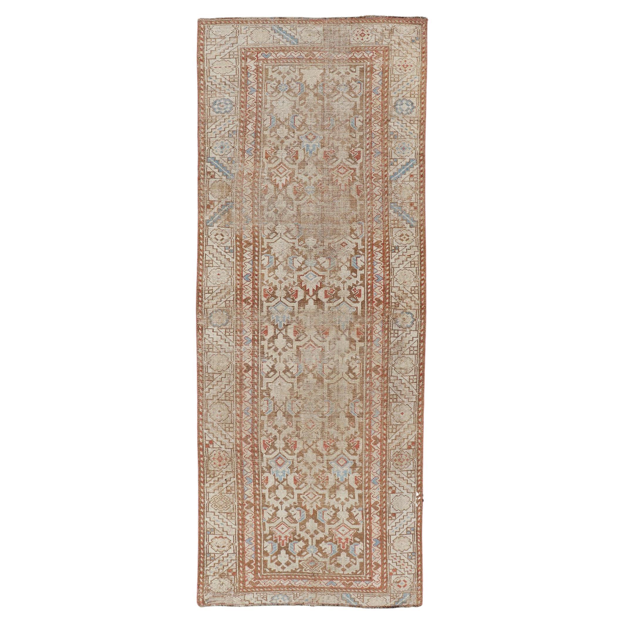 Tapis de couloir kurde ancien aux tons doux en laine avec motif tribal sur toute sa surface