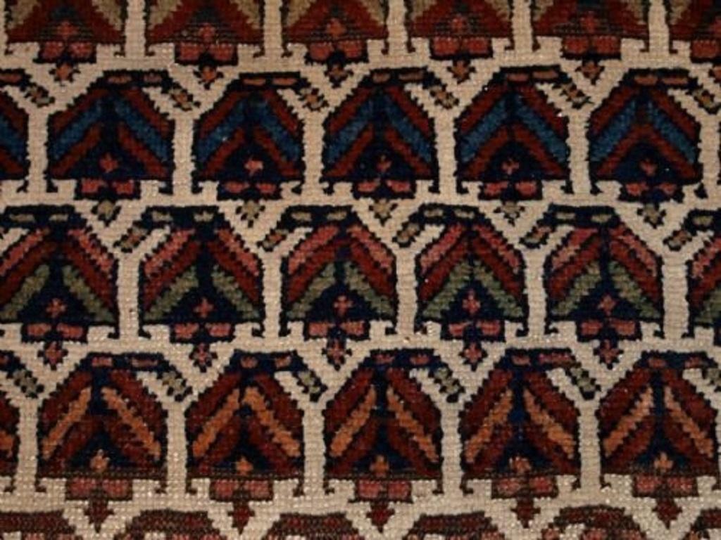 Antiker Kurdischer Läufer, elfenbeinfarbener Grund mit Boteh-Design, um 1900 (Unbekannt) im Angebot